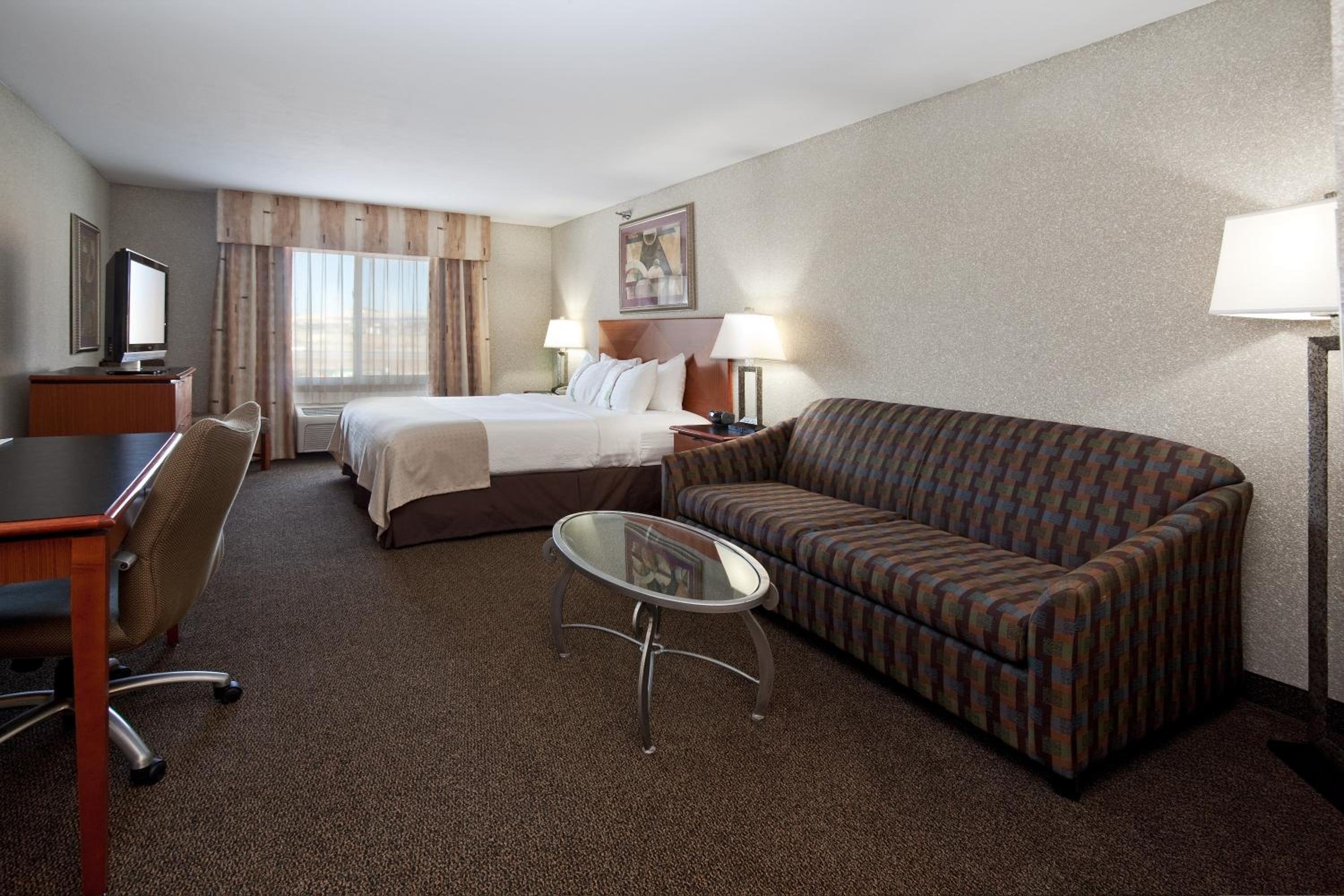 Premium King Room with Sofa Bed - Photo 1