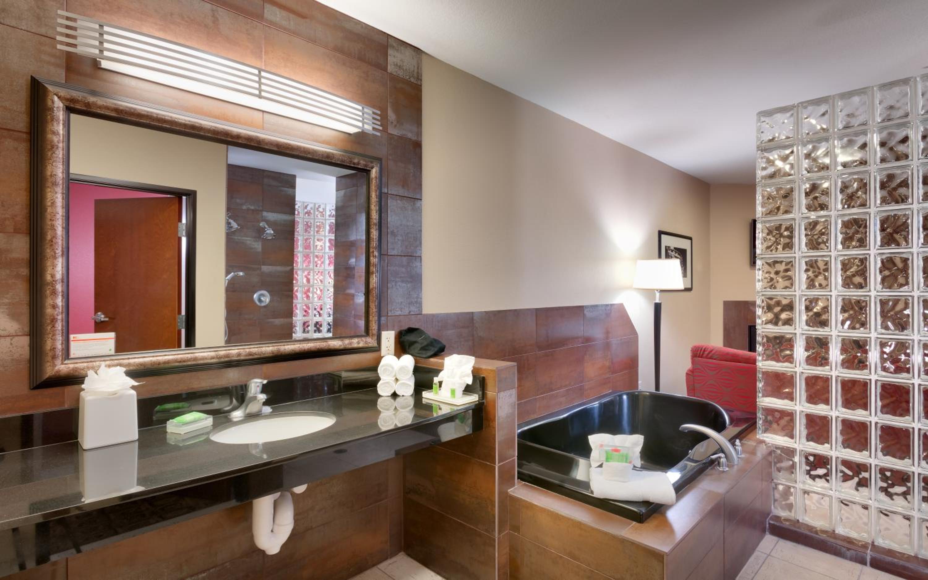 King Suite - Non-Smoking - Photo 2
