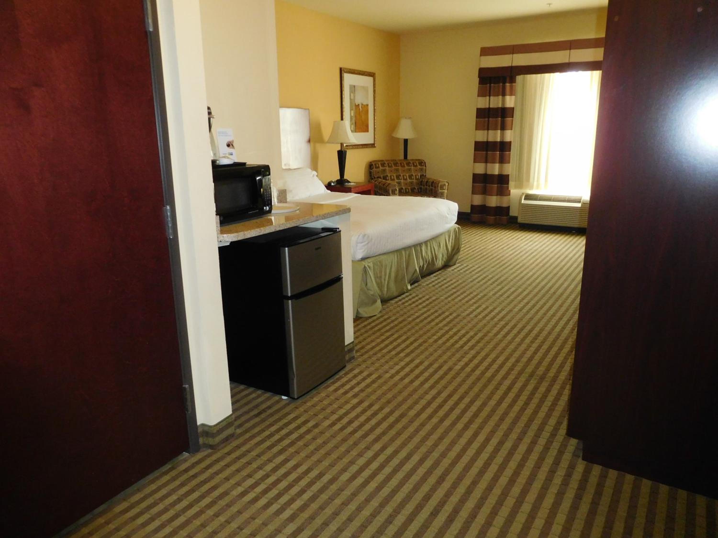 Standard King Room with Roll-in Shower - Mobility Accessible - Photo 6