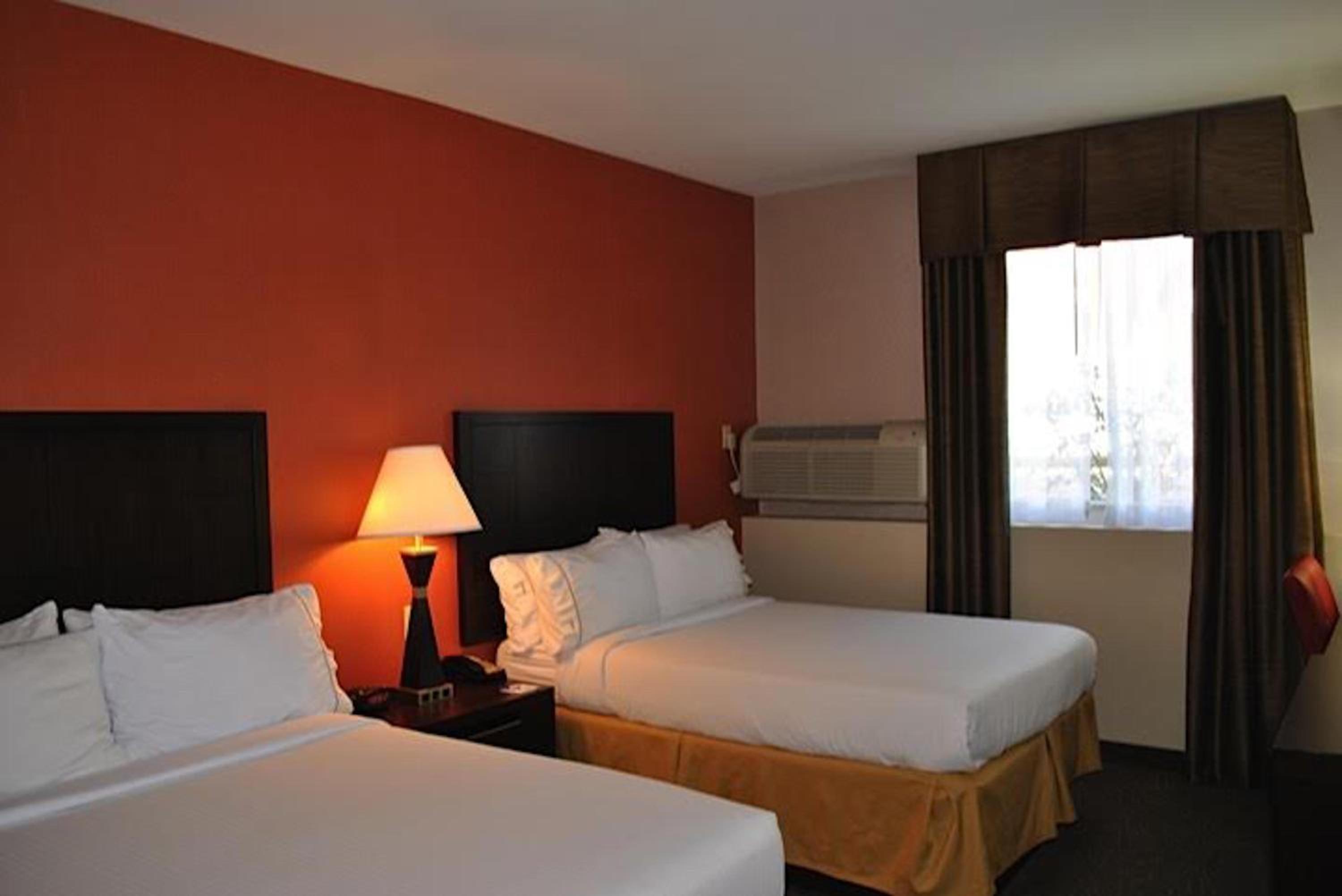 Standard Double Room with Two Double Beds and Accessible Tub - Mobility Access photo 2