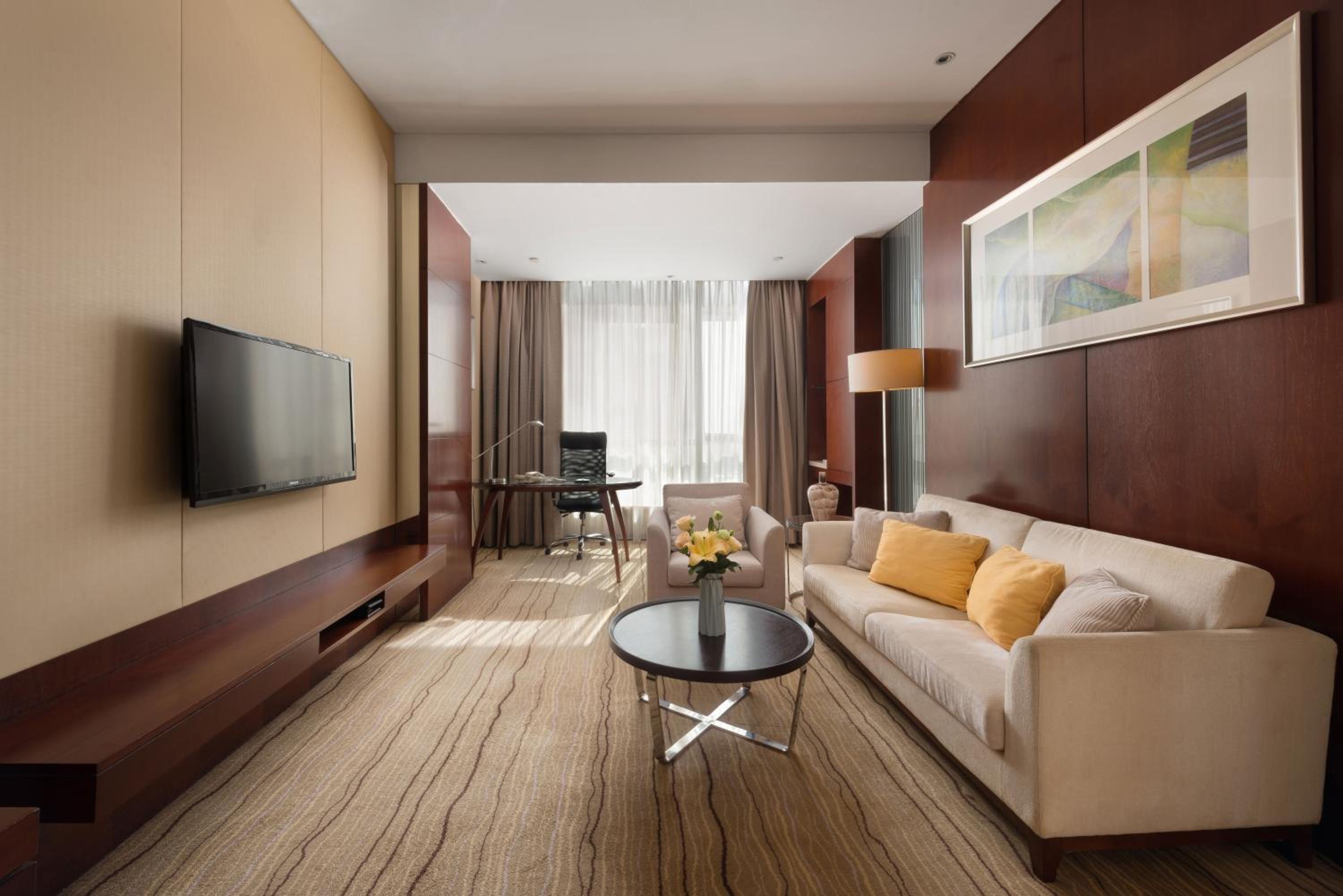 One-Bedroom King Suite - Lounge Access photo 2