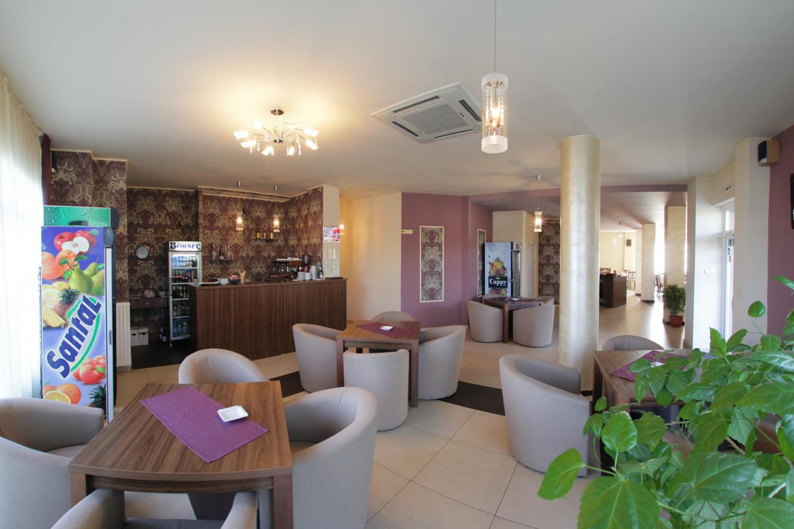 Standard King Room - Photo 11