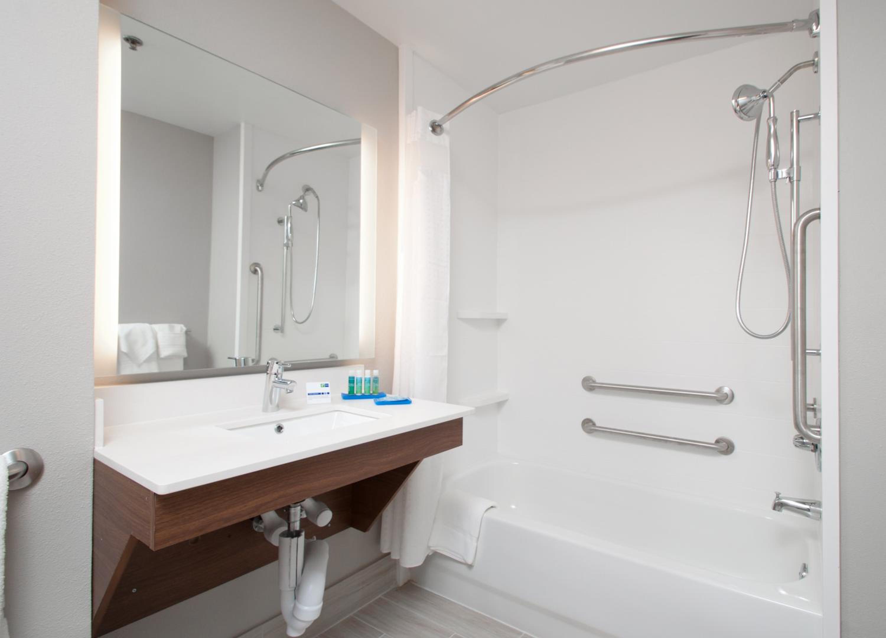 Standard King Room with Mobility Accessible Tub - Photo 4