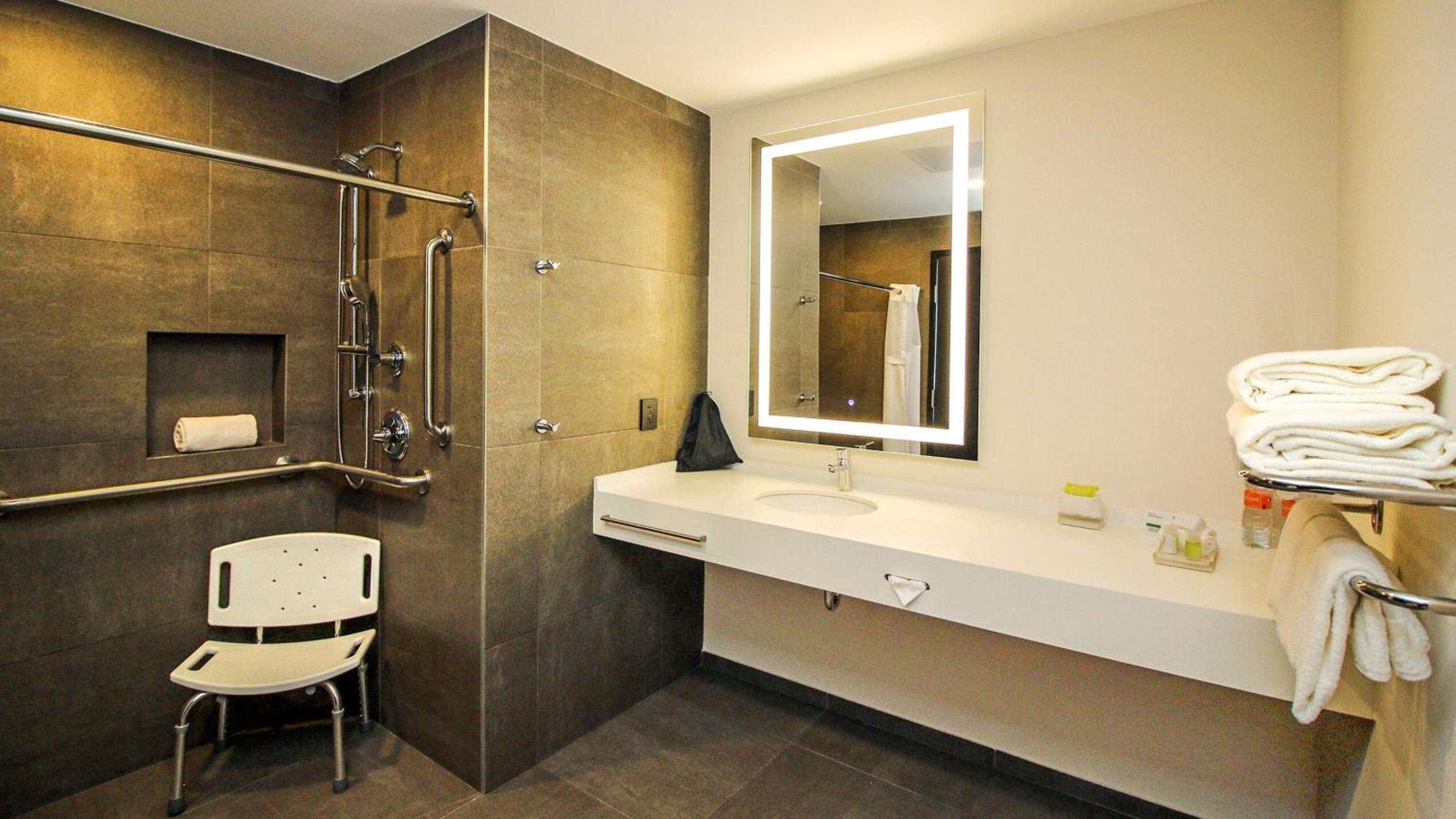 Premium King Room with City View - Accessible - Photo 5