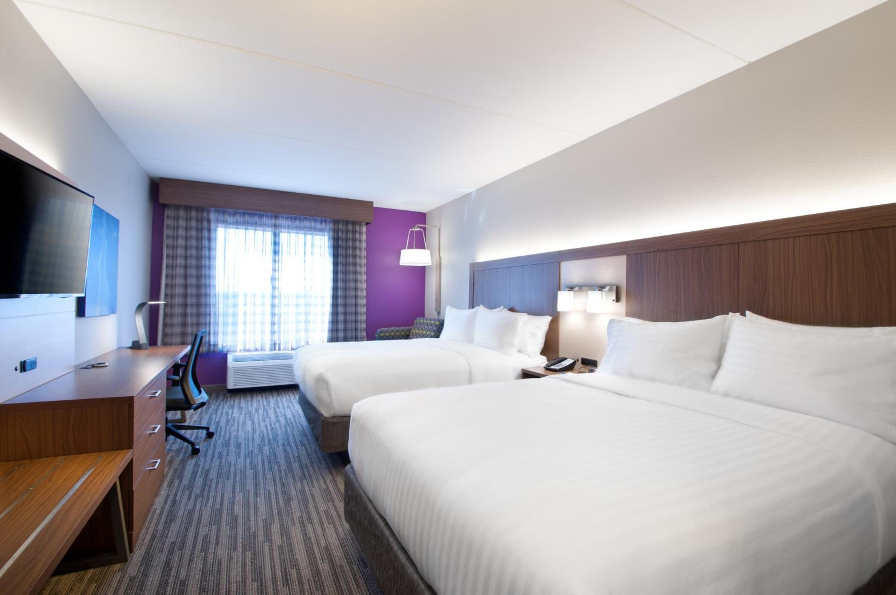 Standard Room with Two Queen Beds - Photo 6