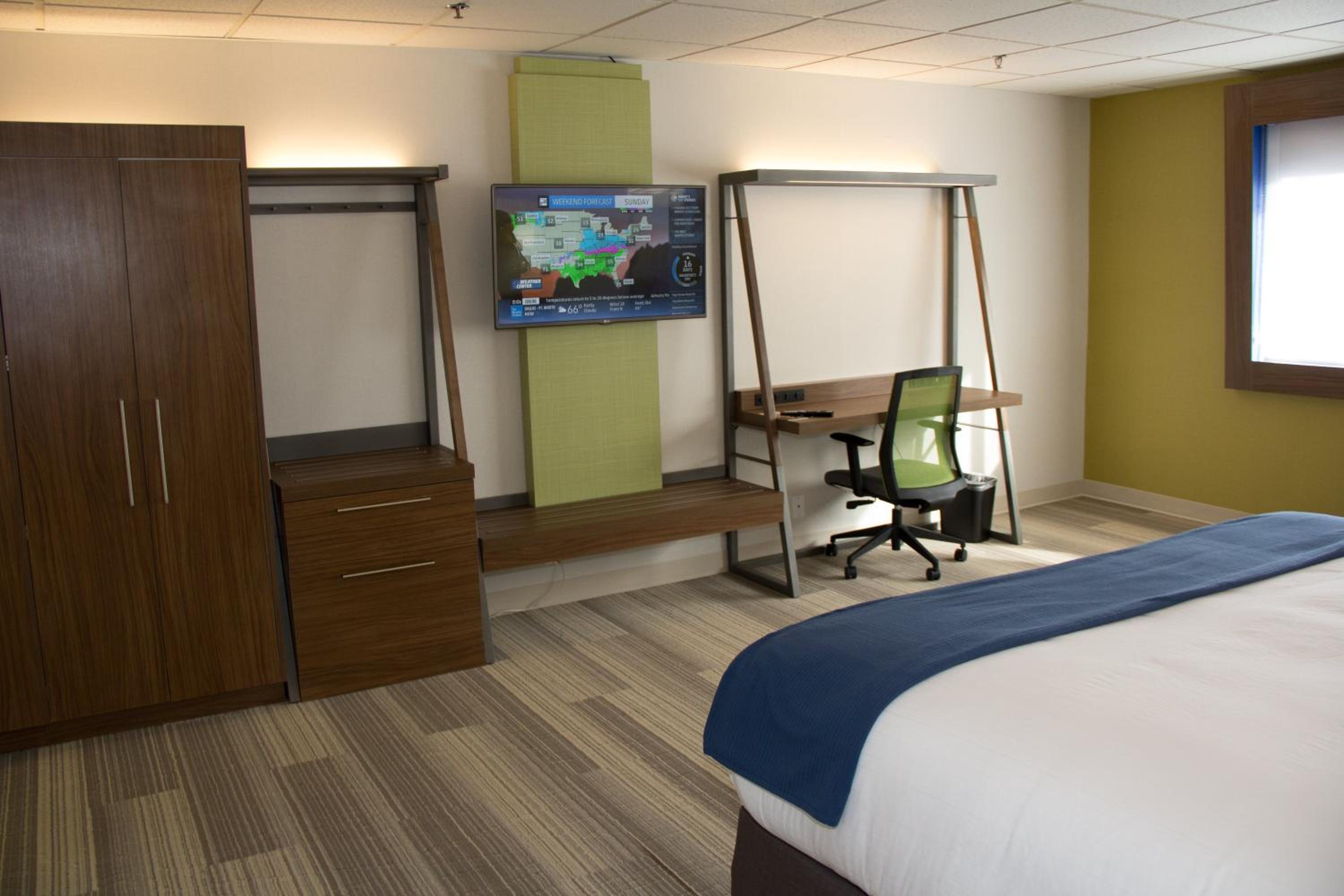 Standard King Room with City View - Photo 3