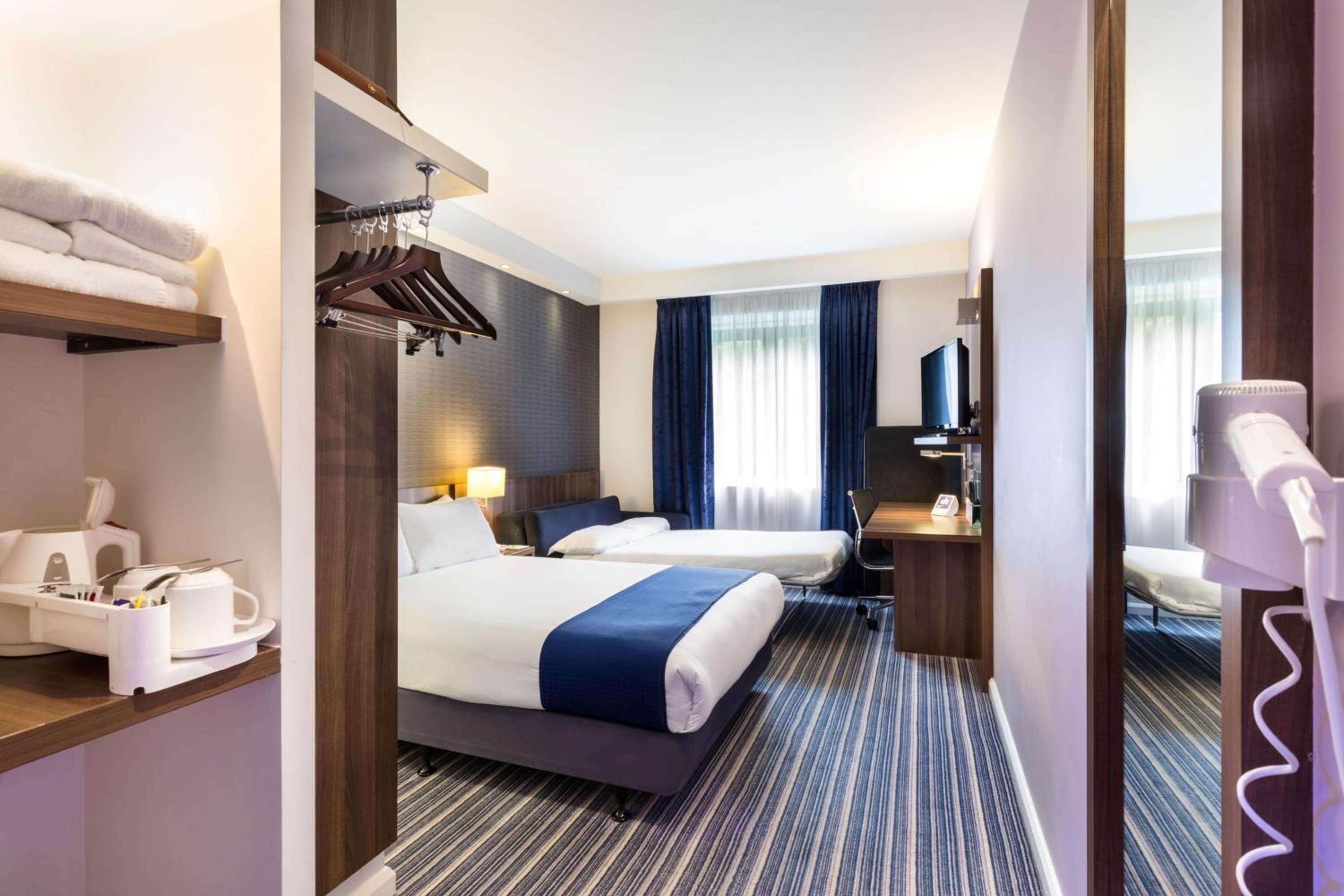 Standard Double Room with Sofa Bed and Free Hot Breakfast - Photo 6