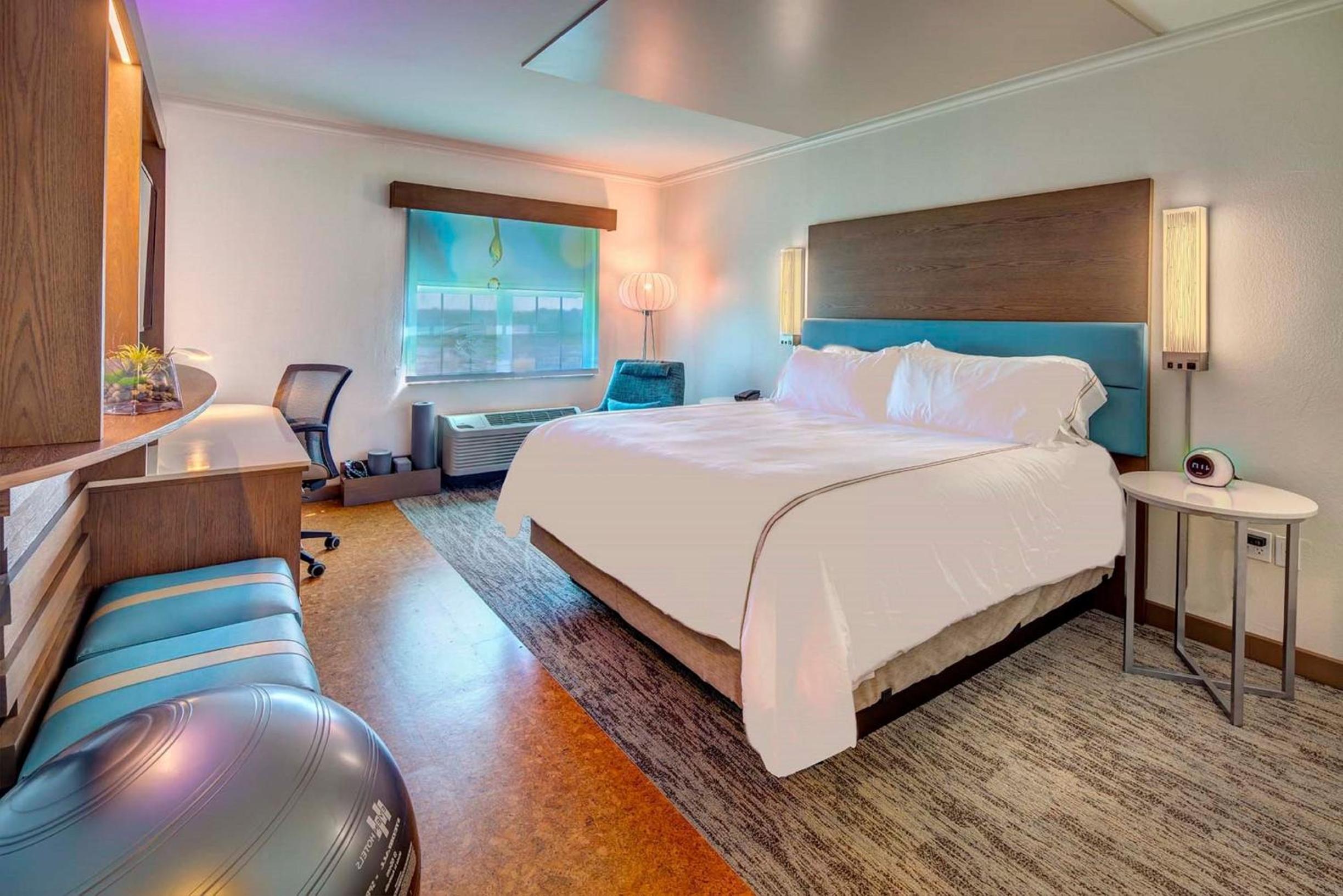 Standard King Room with Lake View - Photo 1