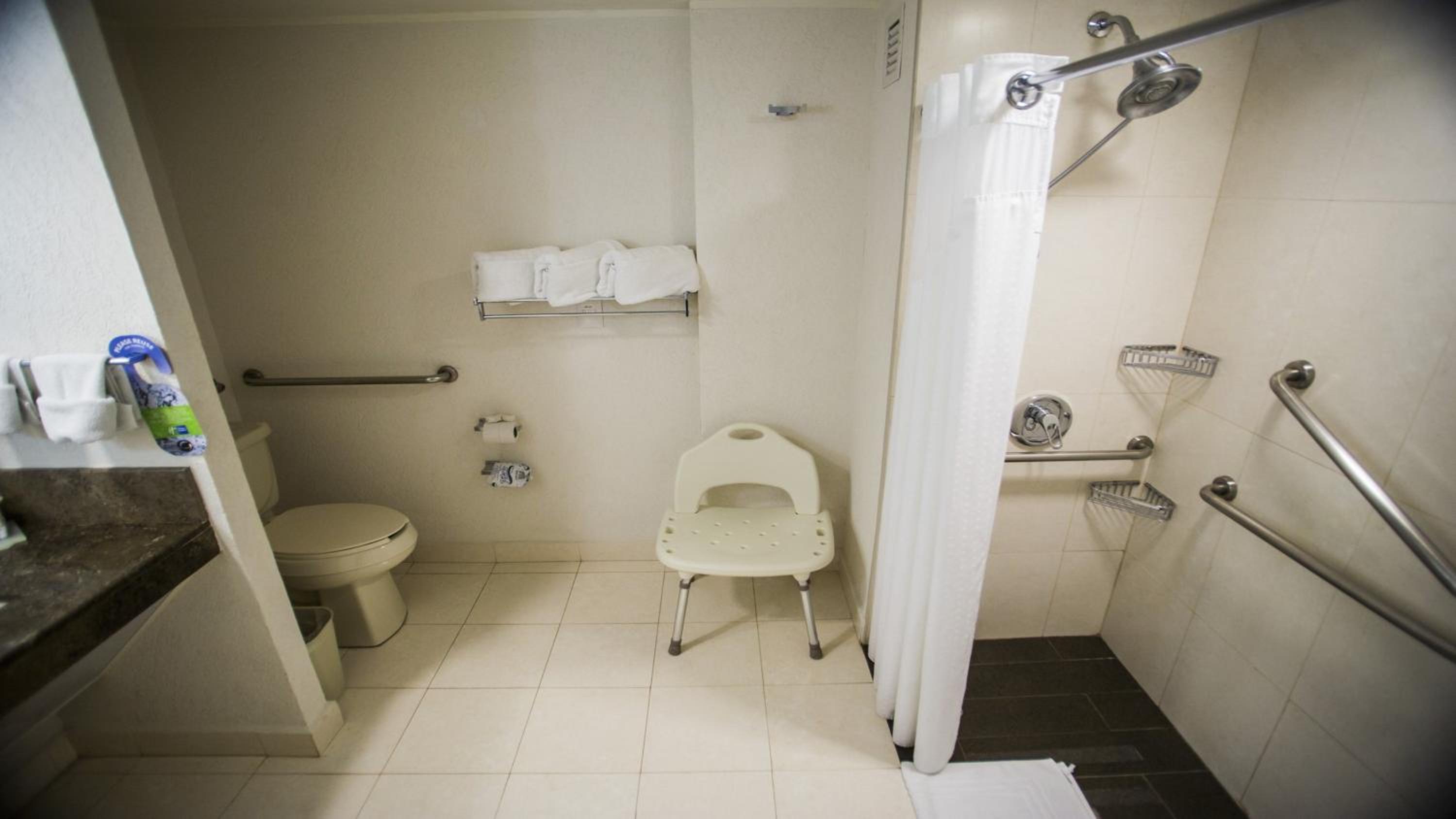 Standard King Room - Accessible - Photo 3