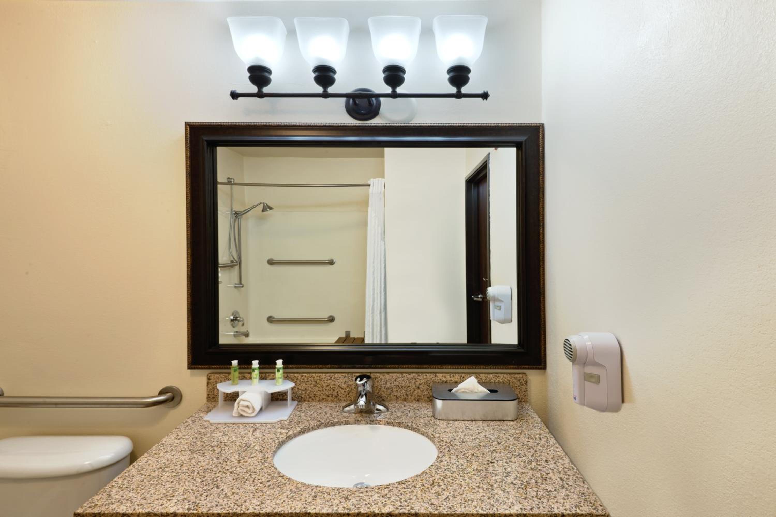 Standard Queen Room with Two Queen Beds and Mobility Accessible Tub - Photo 2