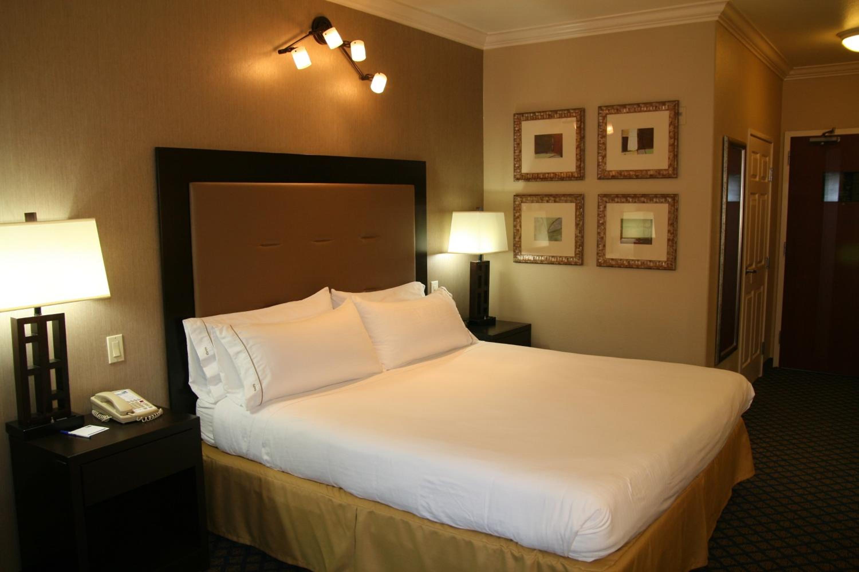 Standard King Room - Photo 2