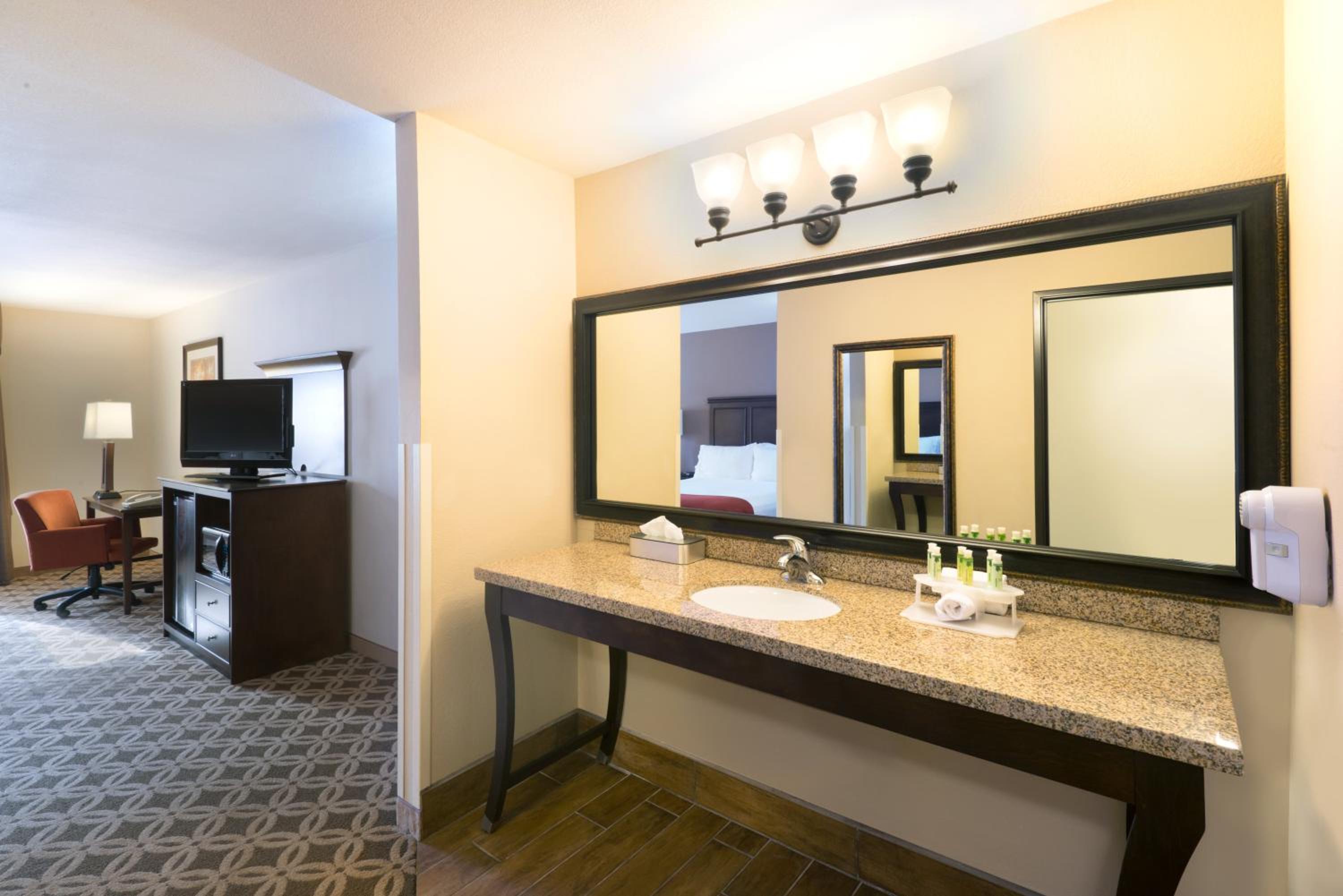 Standard Queen Room with Two Queen Beds and Mobility Accessible Tub - Photo 3