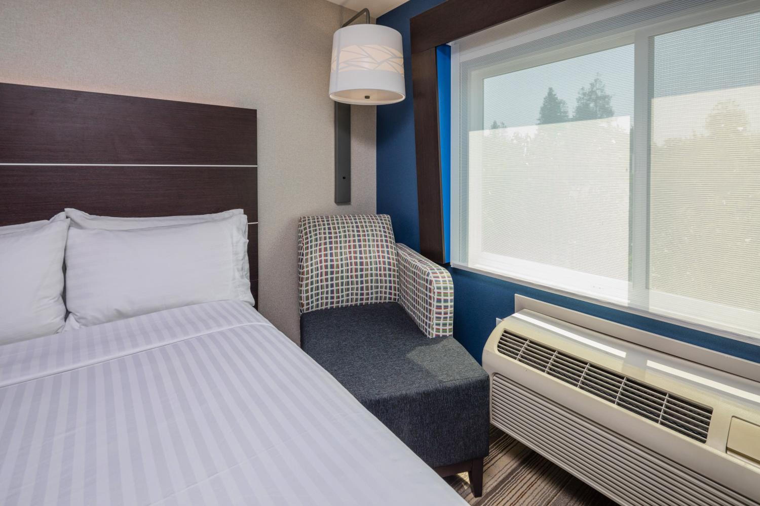 Standard King Room with Balcony - Photo 1