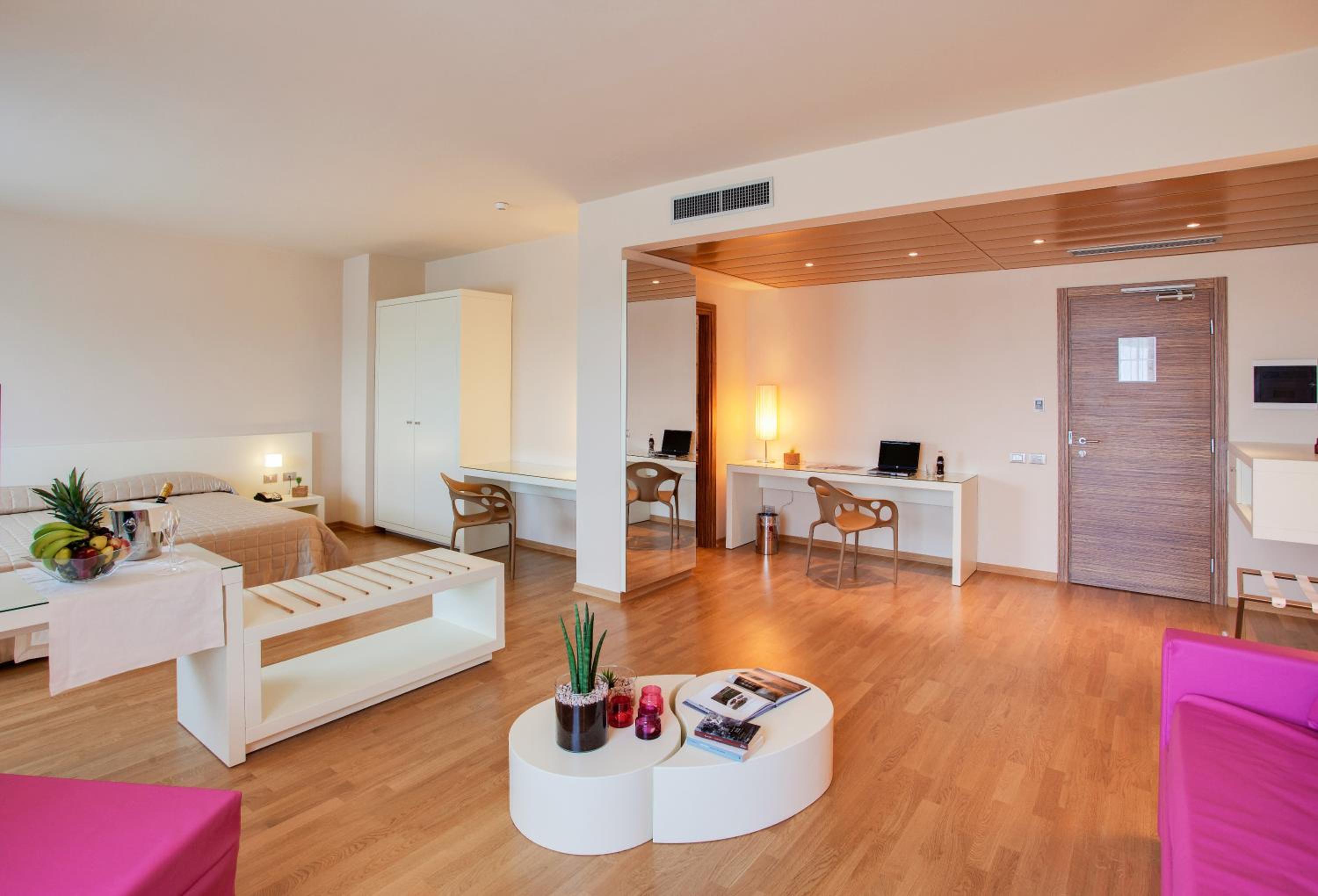 Executive Suite - Photo 4