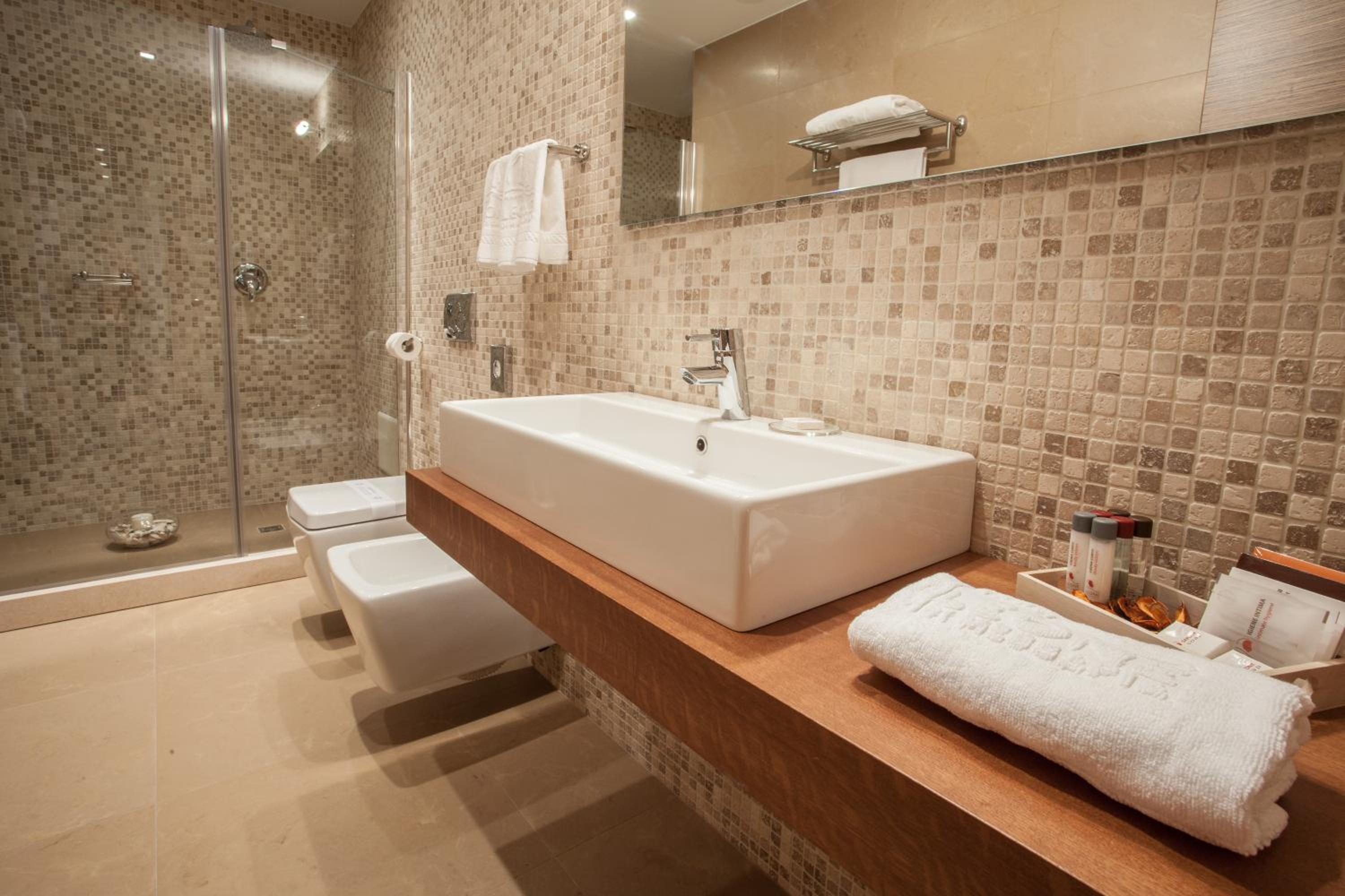 Executive Suite - Photo 5
