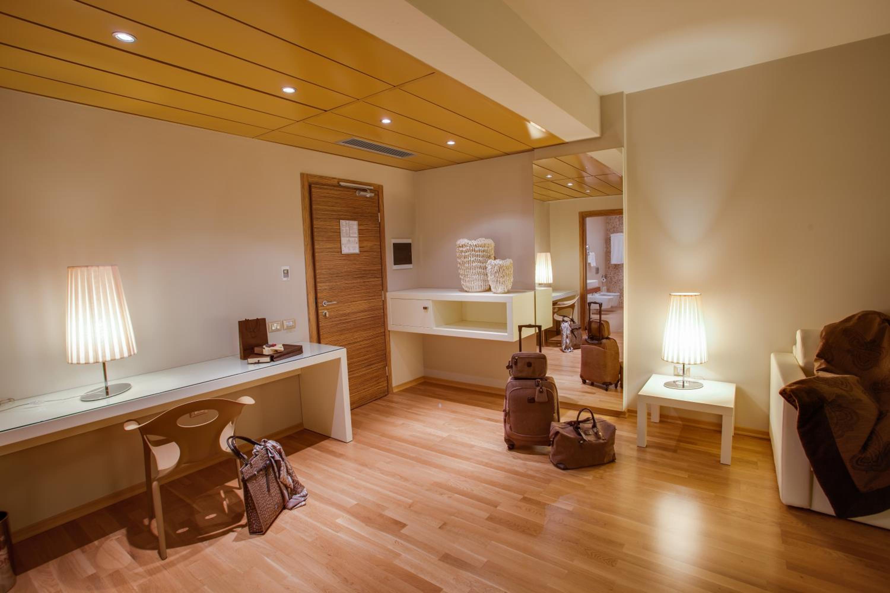 Executive Suite - Photo 6