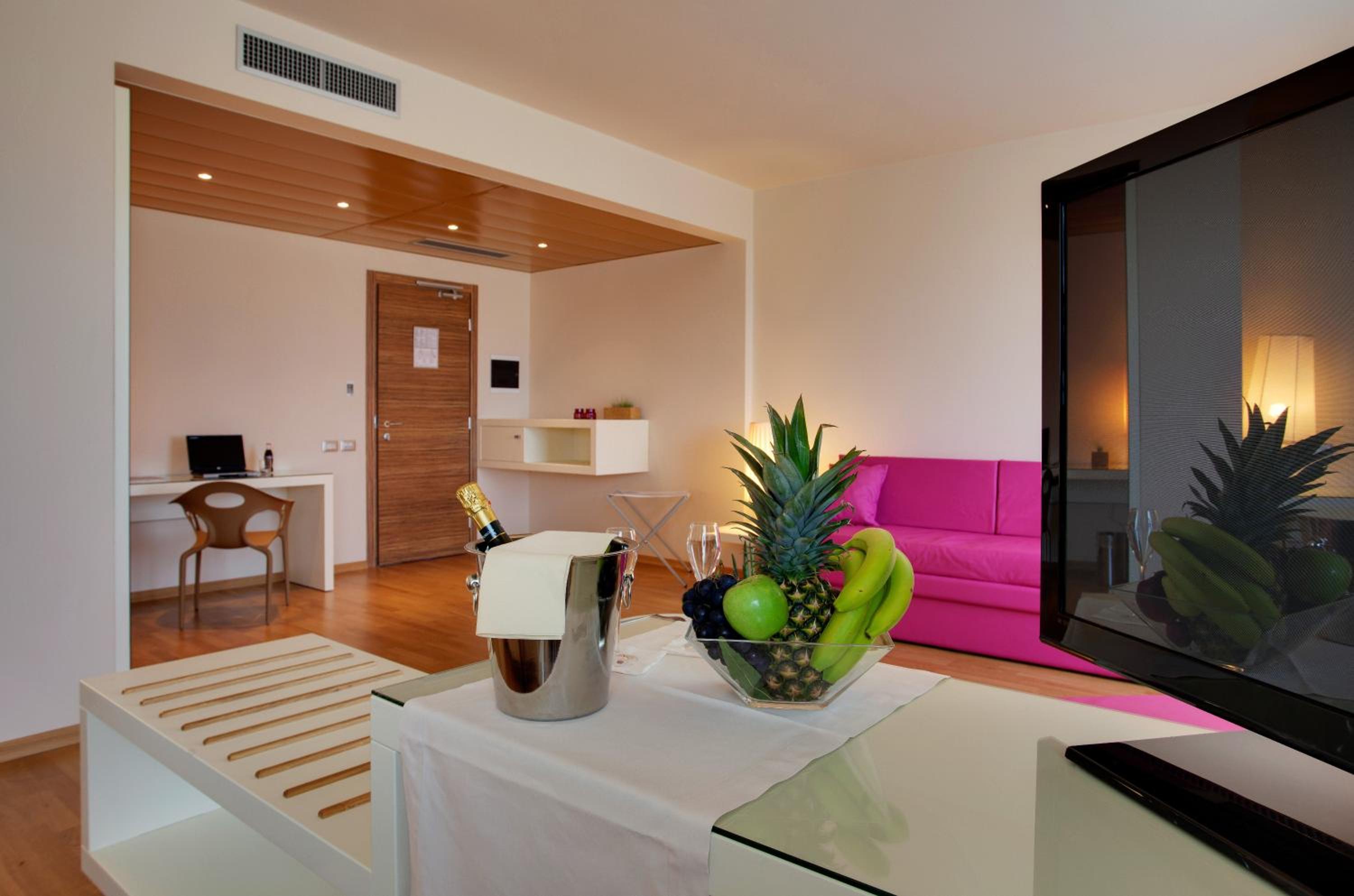 Executive Suite - Photo 1