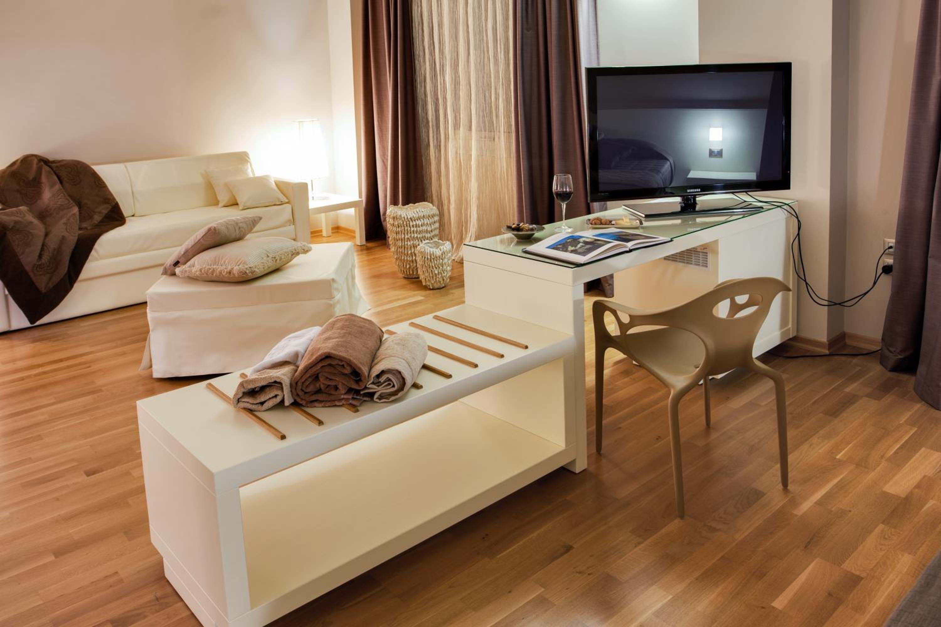 Executive Suite - Photo 2