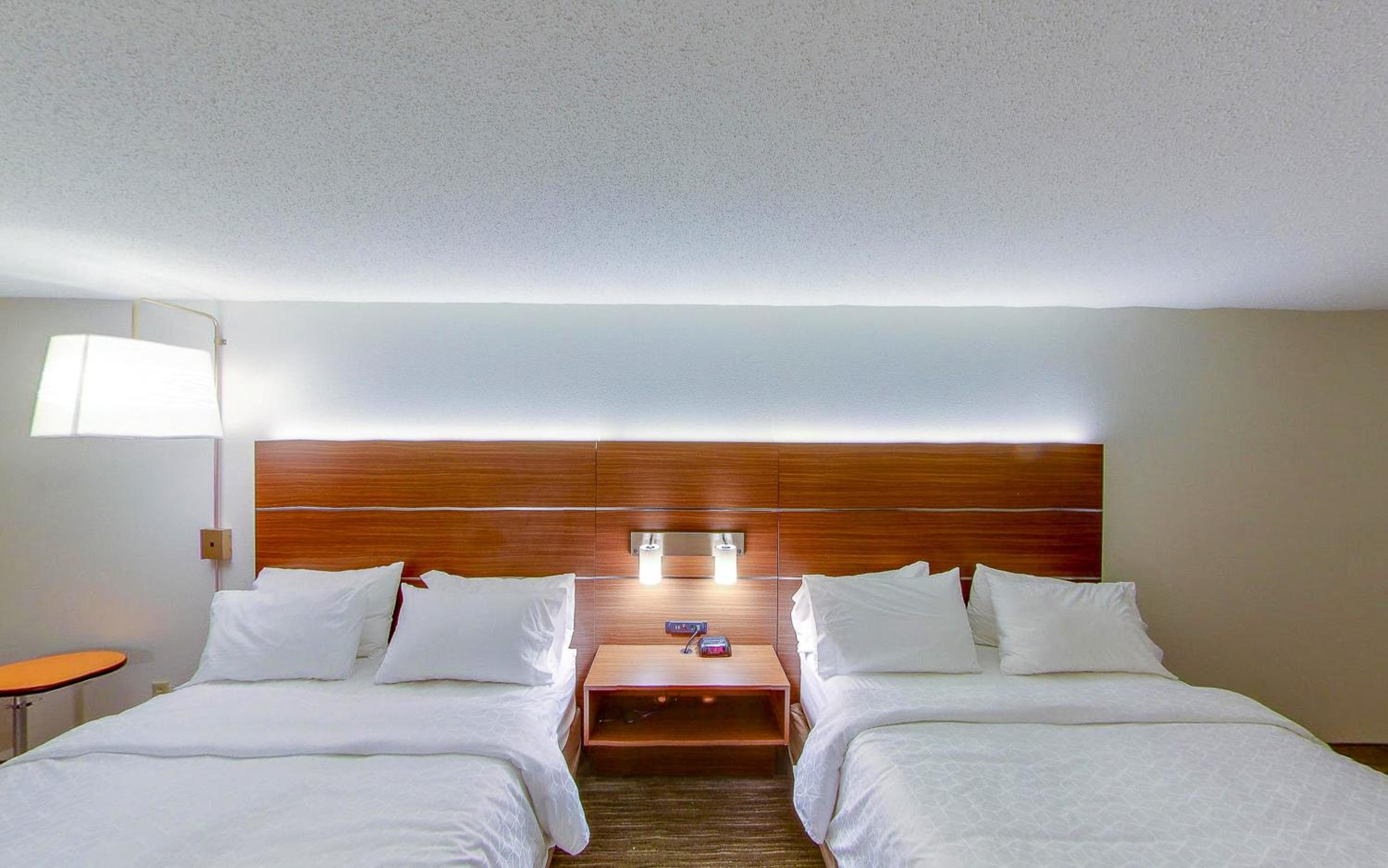 Standard Room with Two Queen Beds - Photo 4