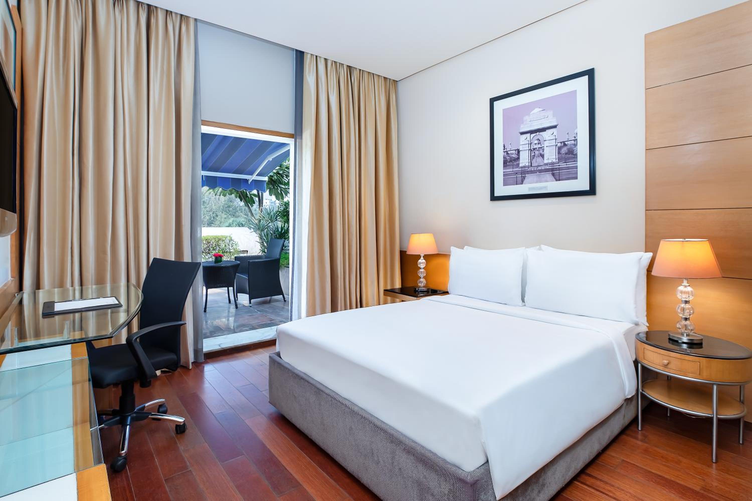 Superior Room with Balcony - Photo 4