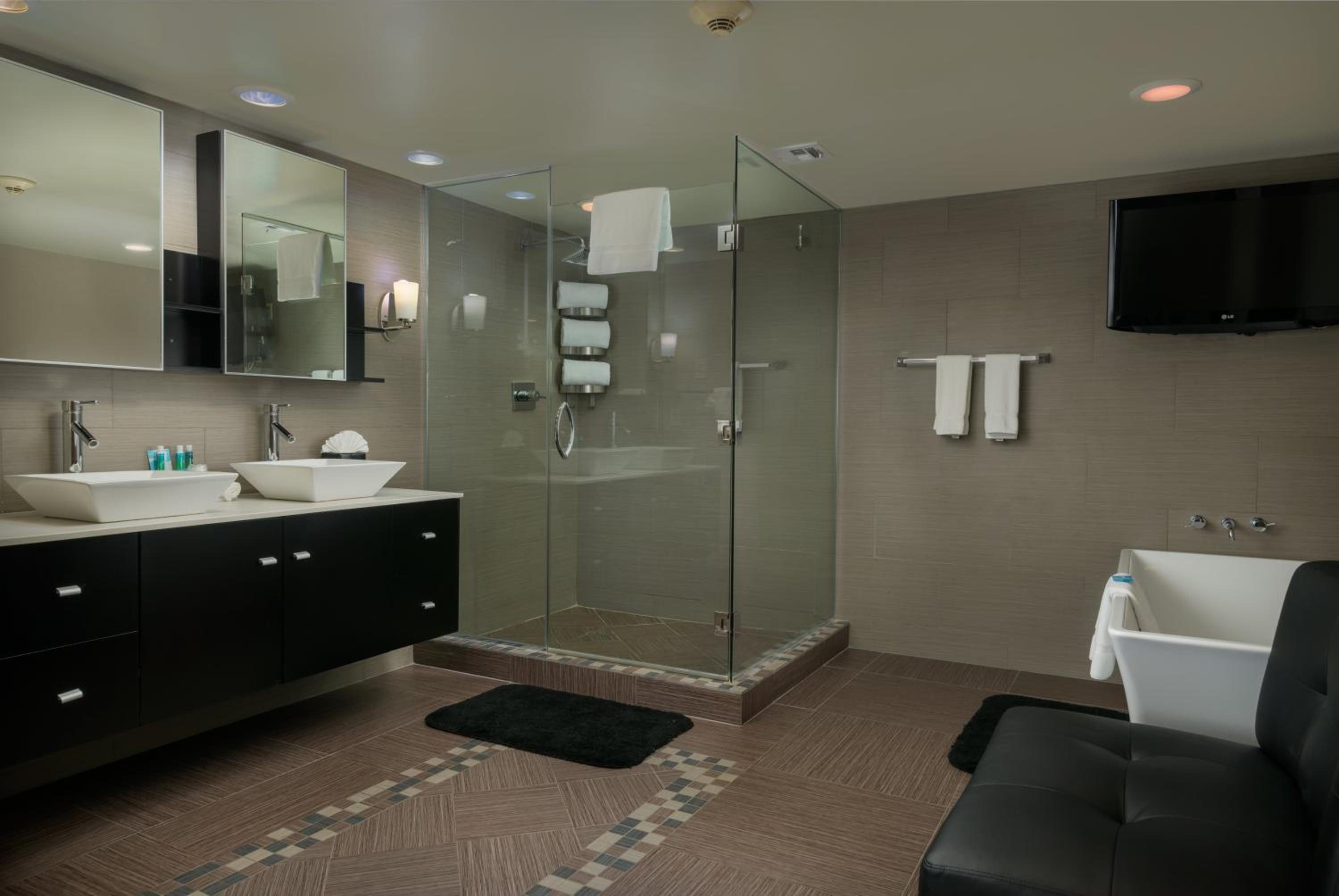 Large One-Bedroom Suite with Kitchen - Photo 2