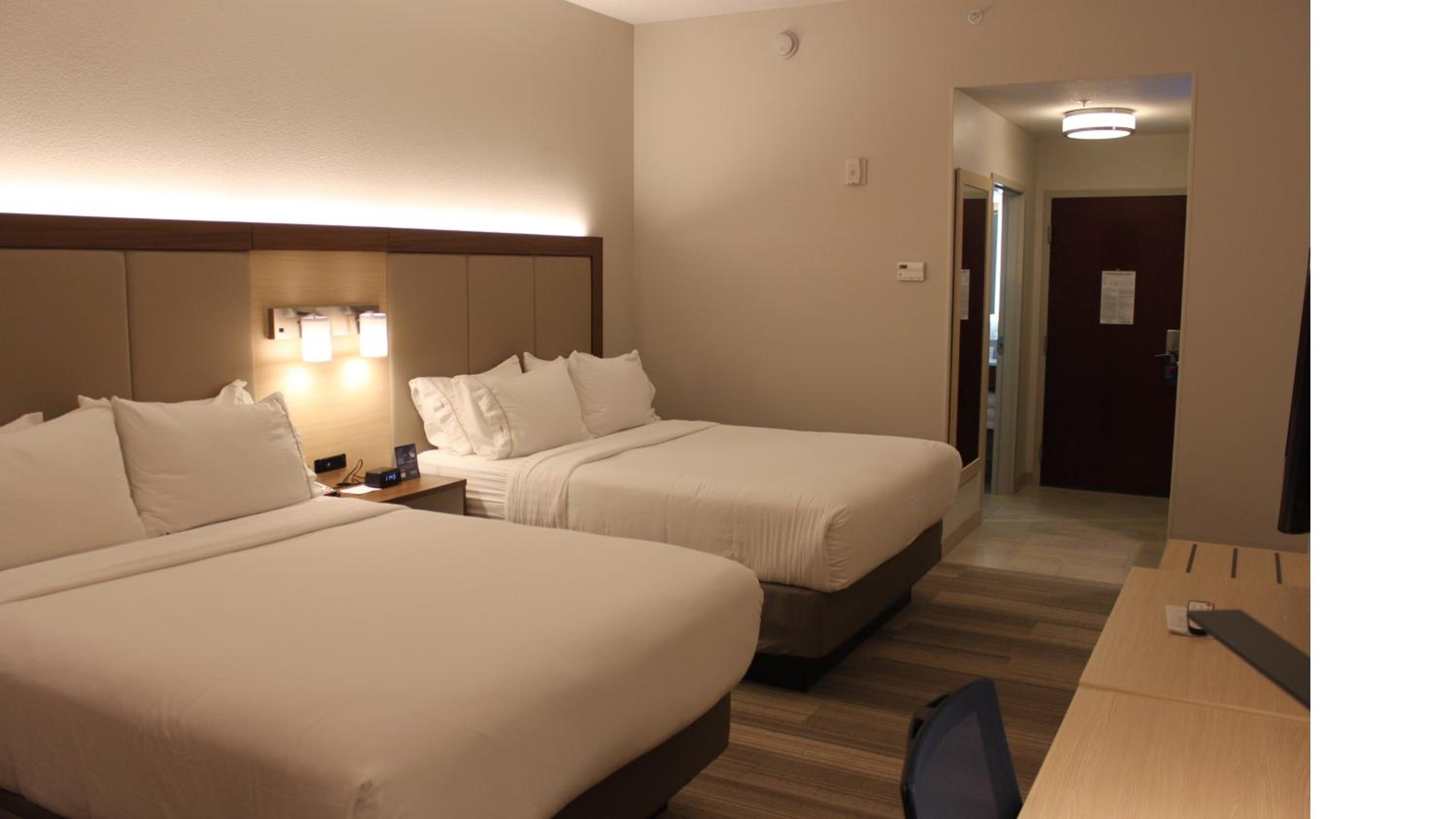 Standard Queen Room with Two Queen Beds - Photo 3