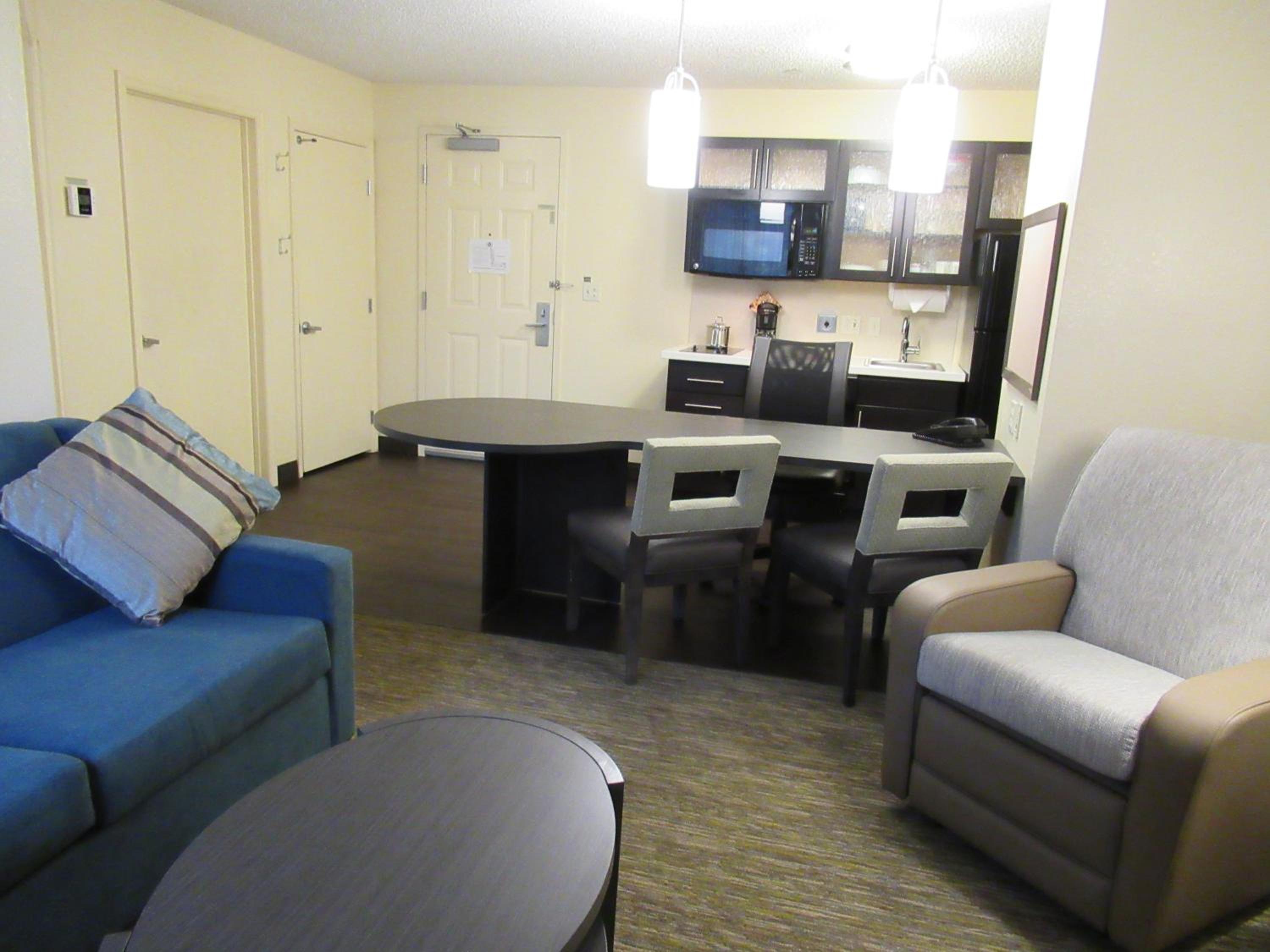One-Bedroom Queen Suite - Photo 6