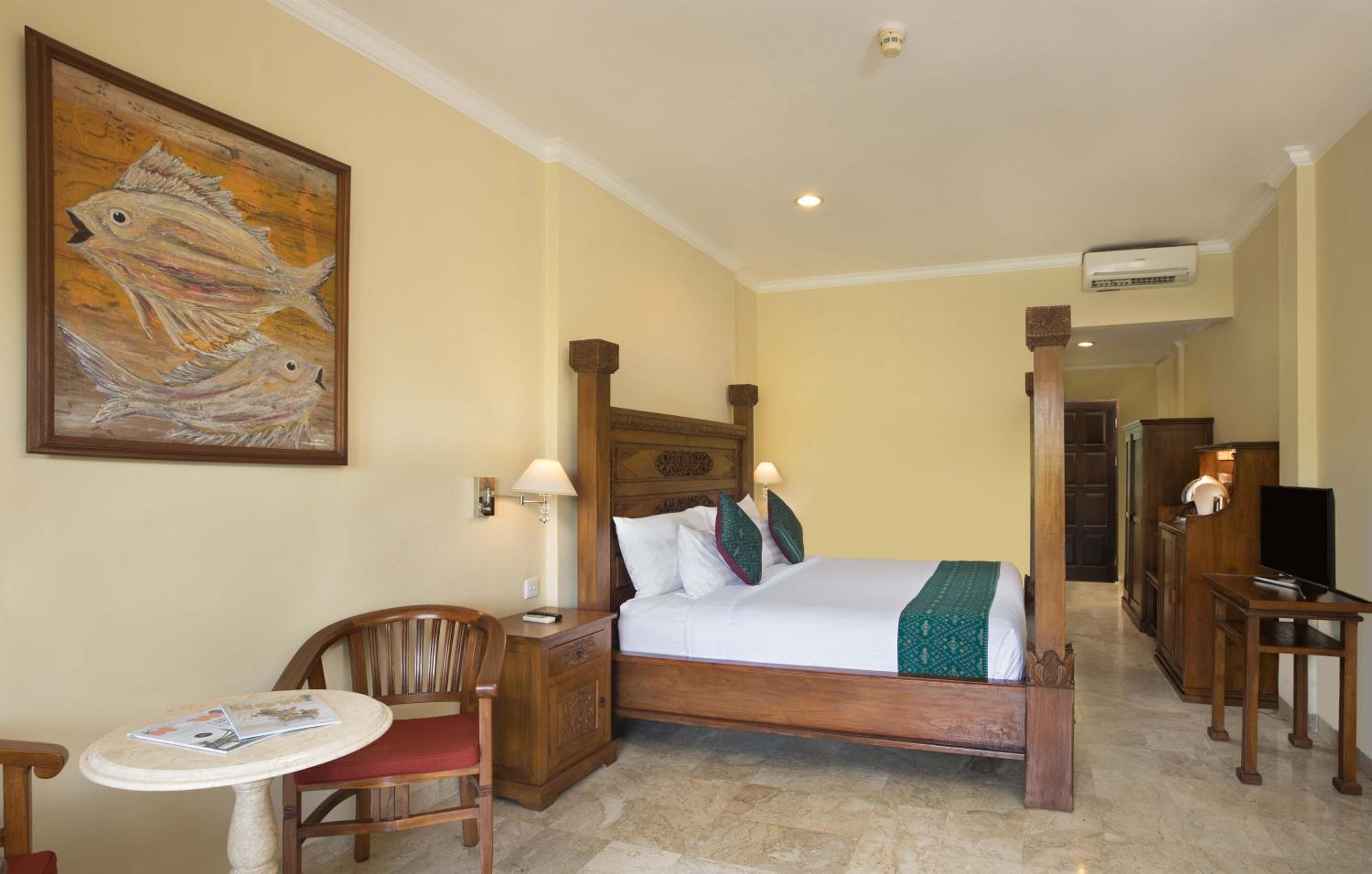 Deluxe King Room with Pool View (Free Daily Afternoon Tea) photo 2