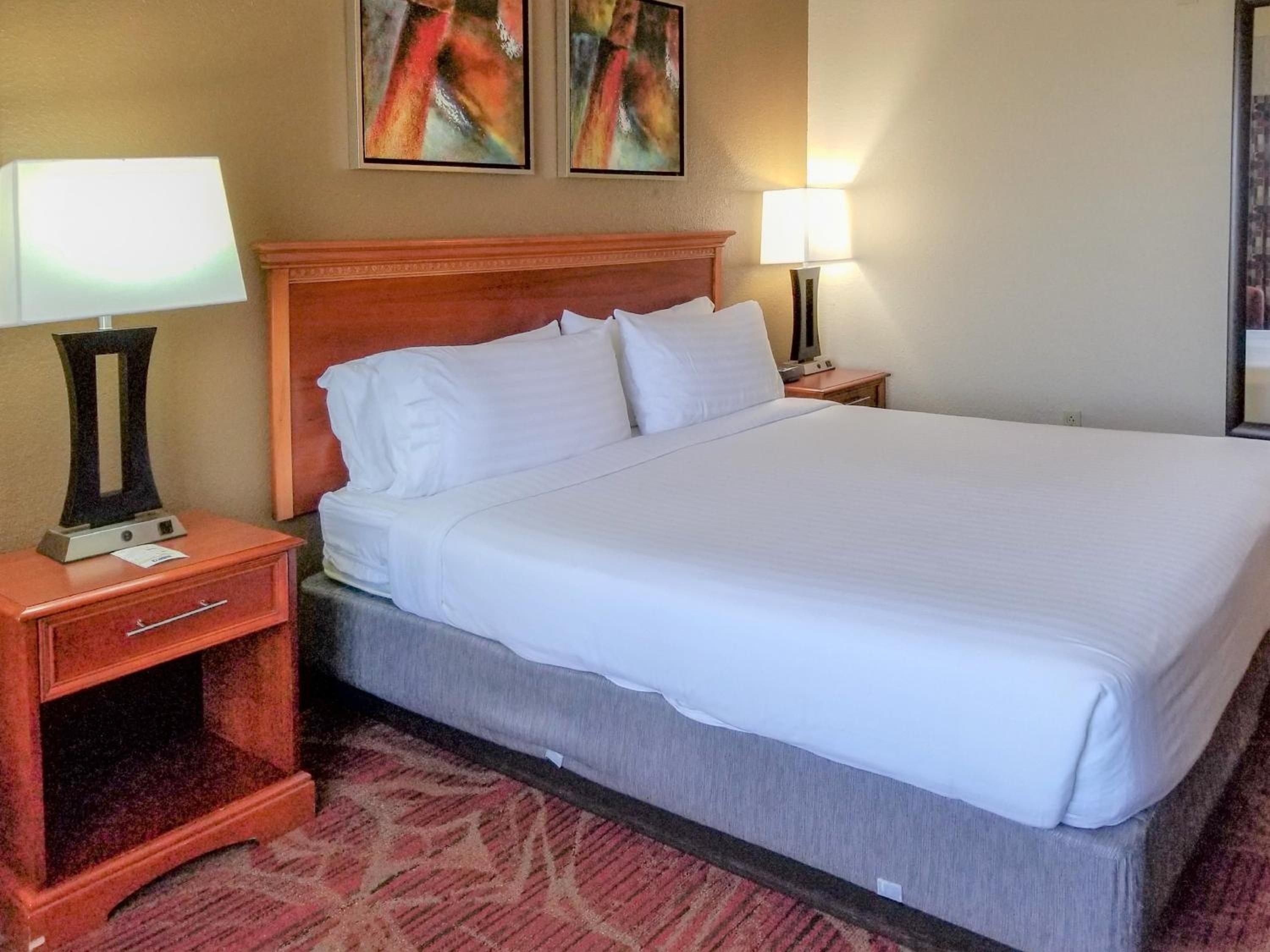 Standard King Room - Photo 5