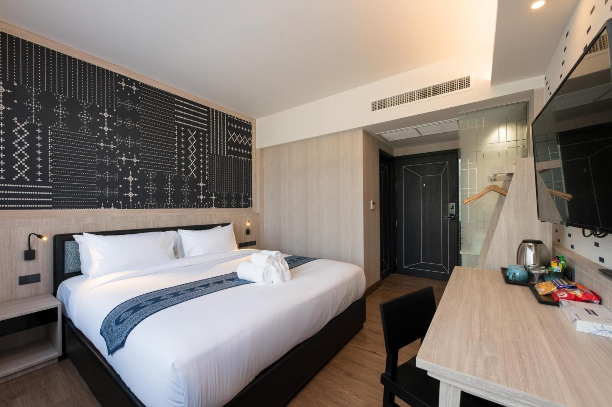 Standard King Room - Photo 10