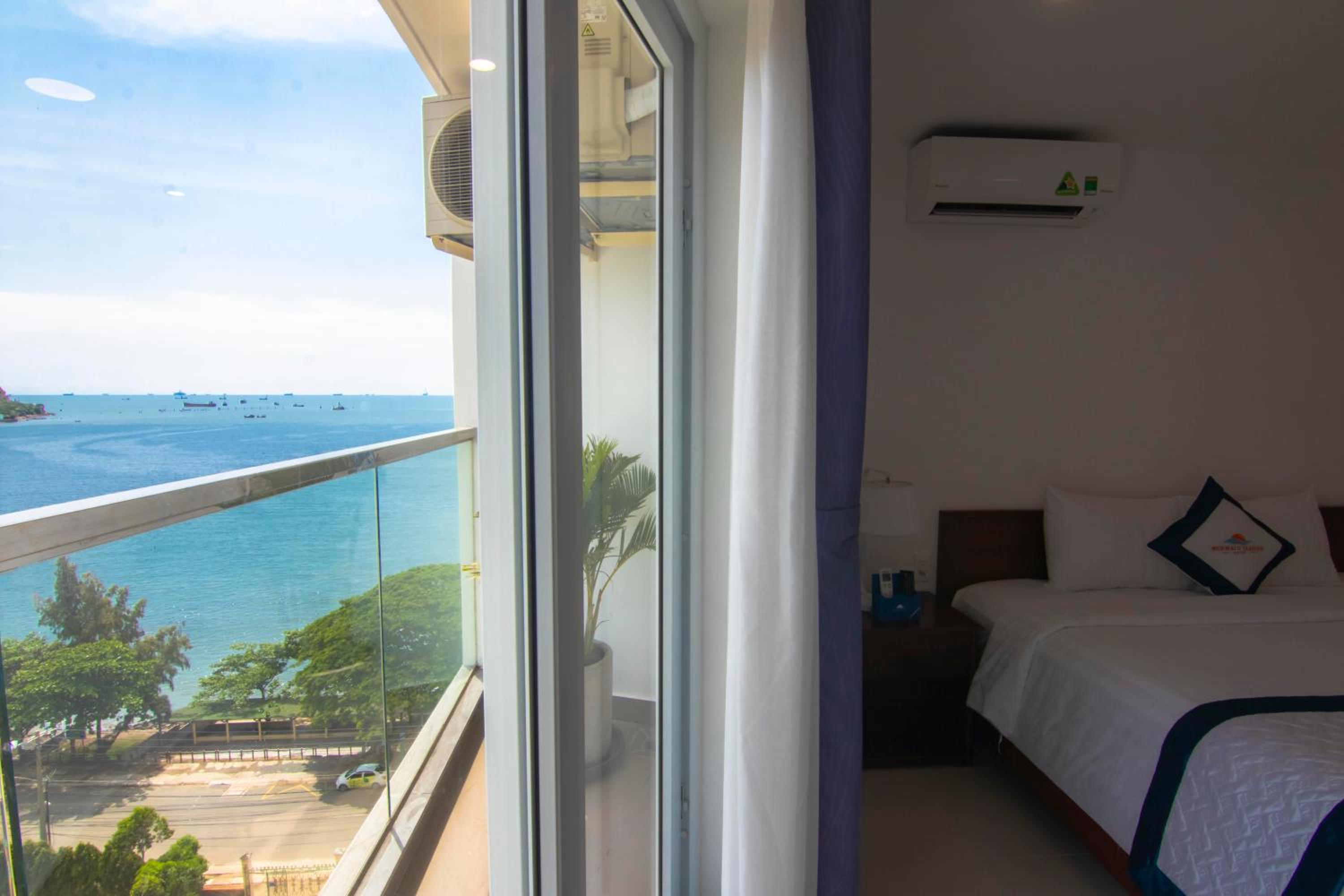 Deluxe Double Room with Balcony and Sea View - Photo 9