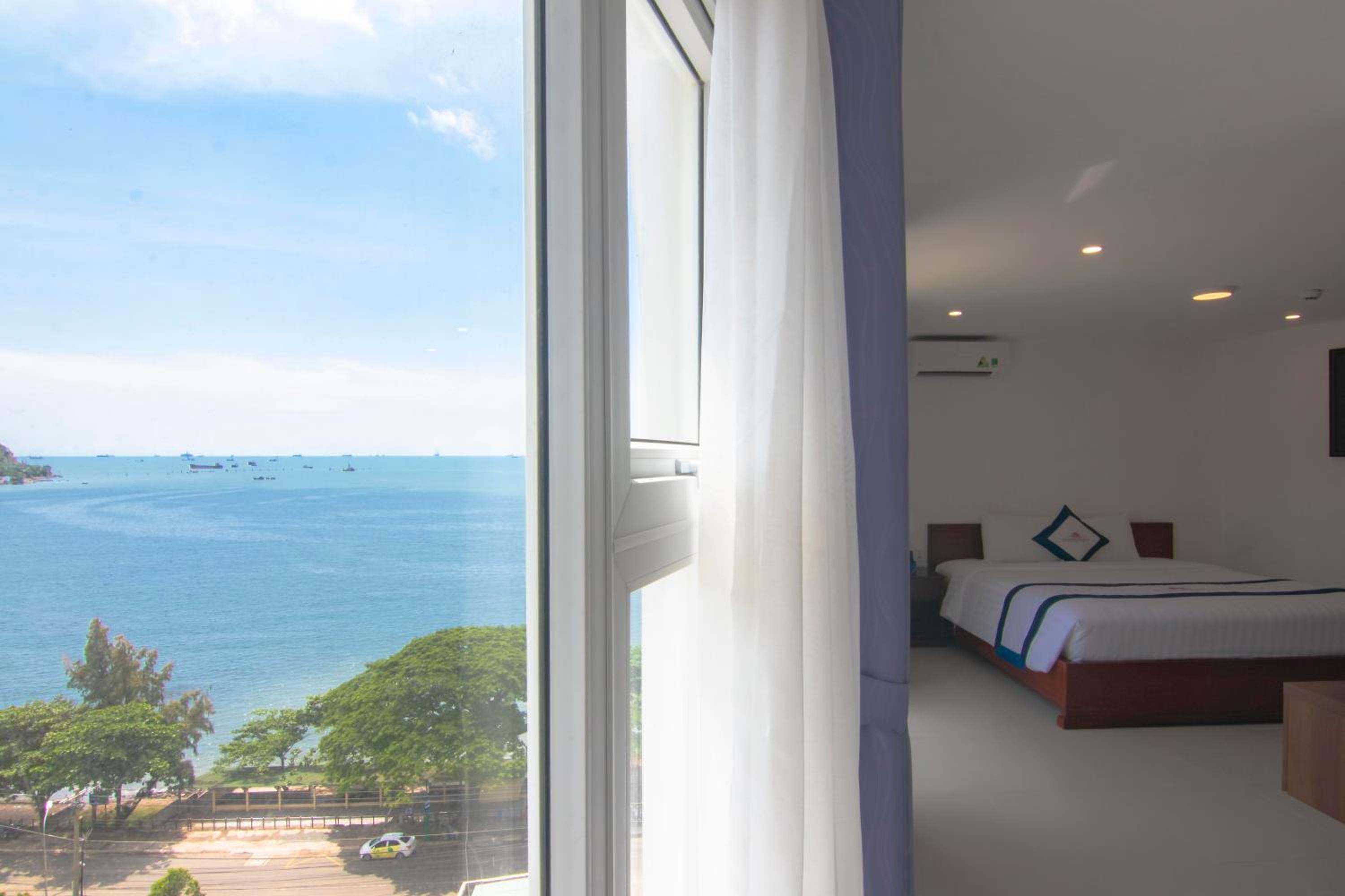Deluxe Double Room with Balcony and Sea View - Photo 2