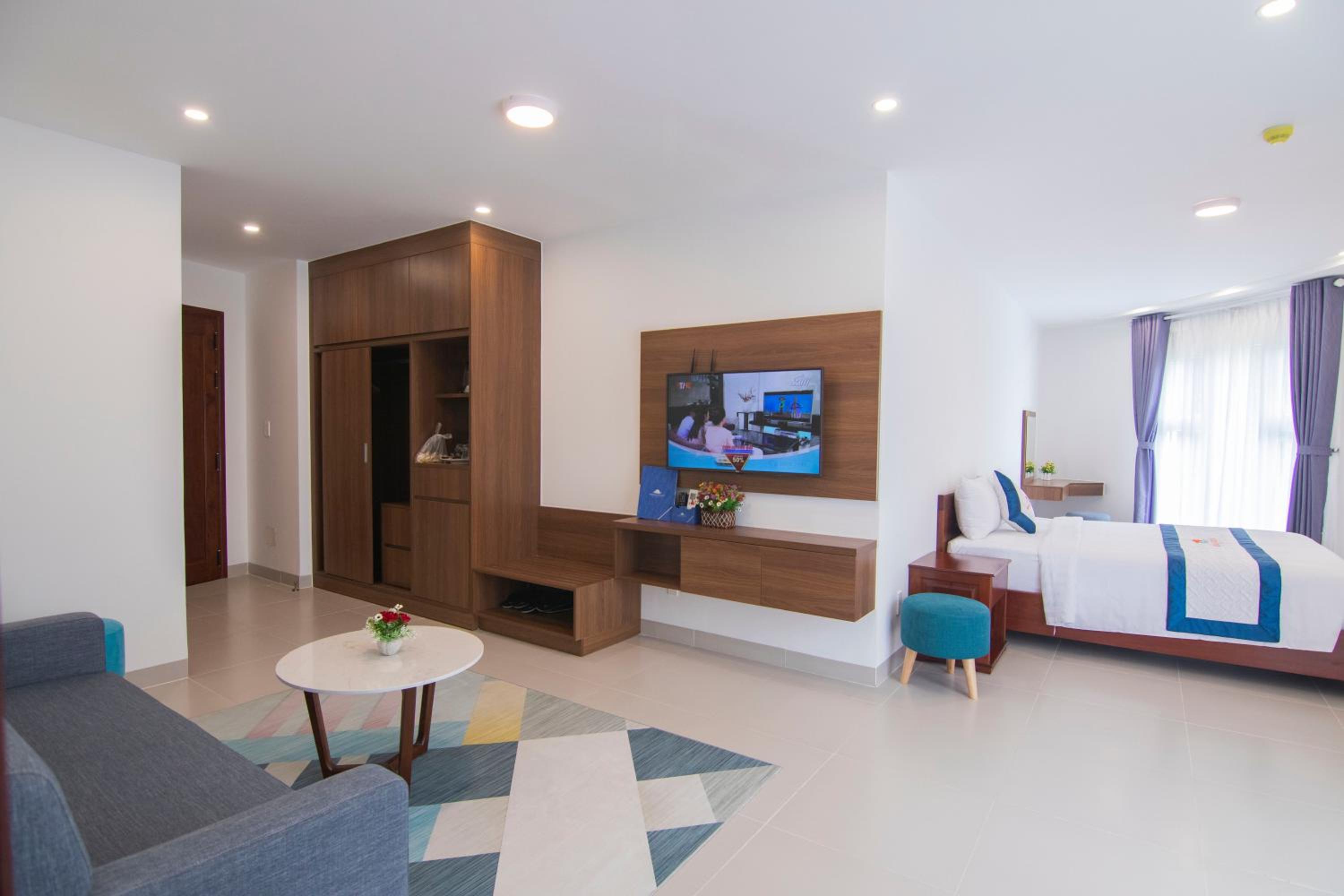 Family Room with Balcony photo 3