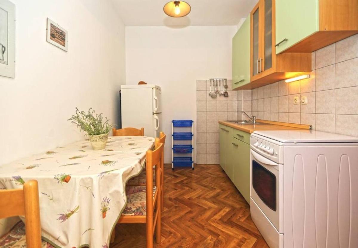 Apartment 4 photo 2