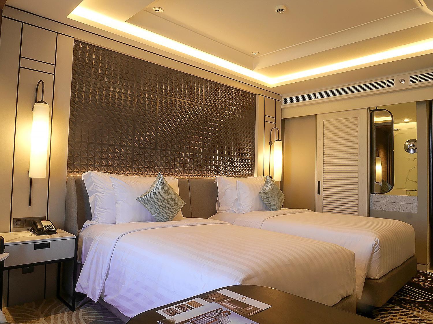 Deluxe Twin Room with City View - Photo 4
