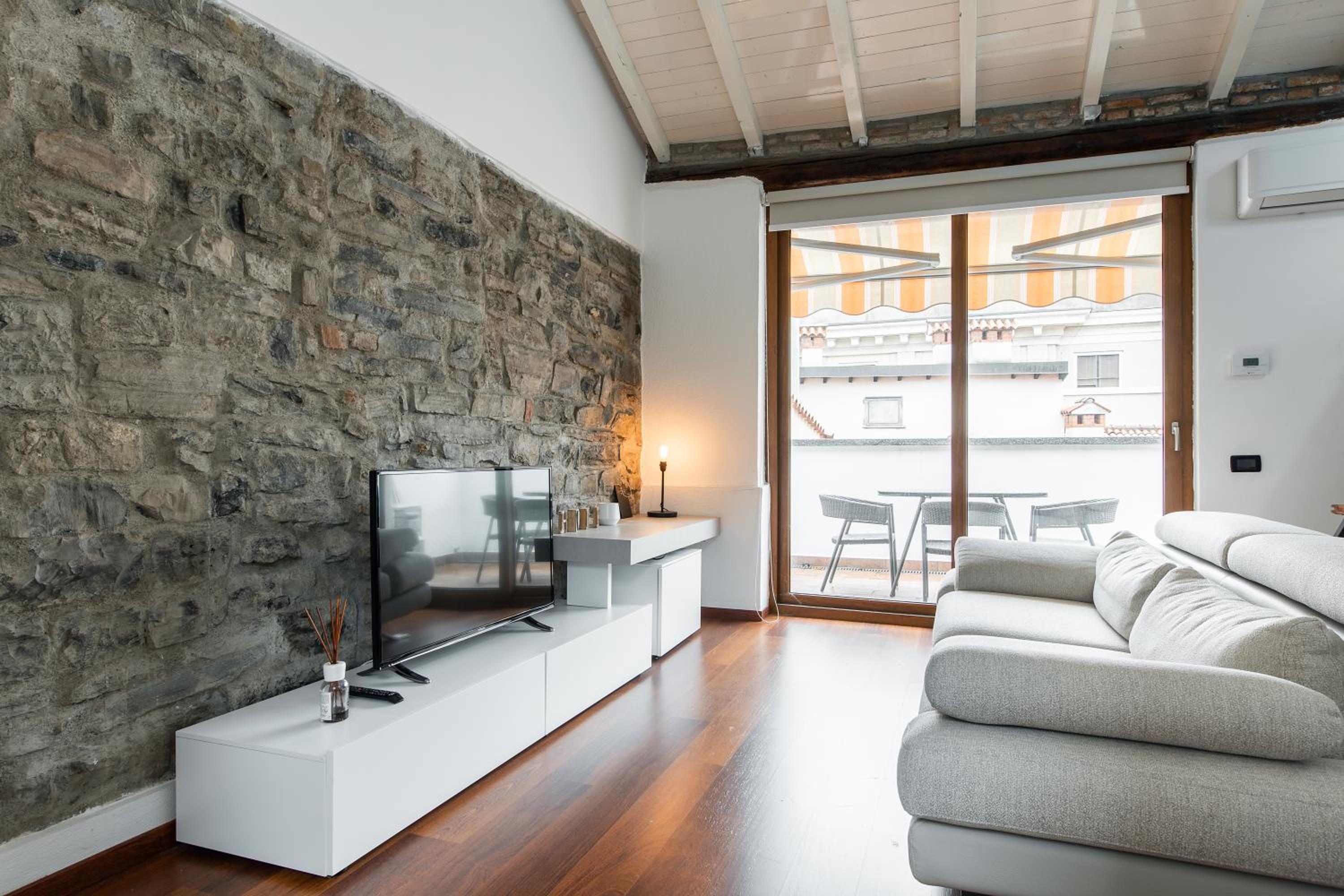 One-Bedroom Apartment - Photo 6