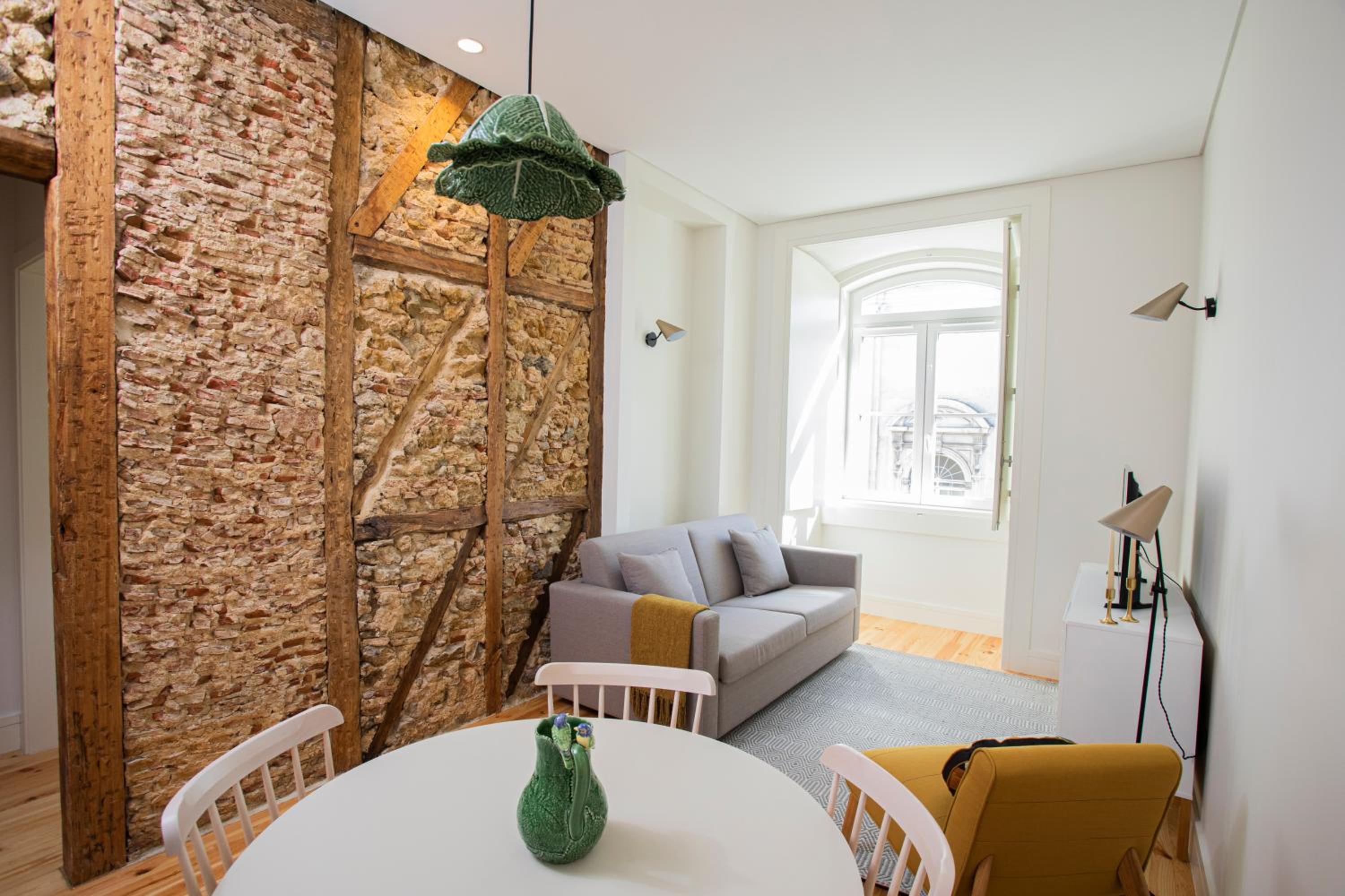 One-Bedroom Apartment - Photo 2