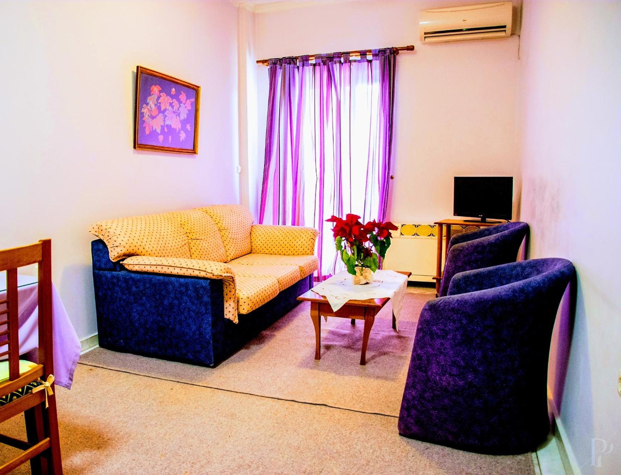 Studio Apartment - Photo 23