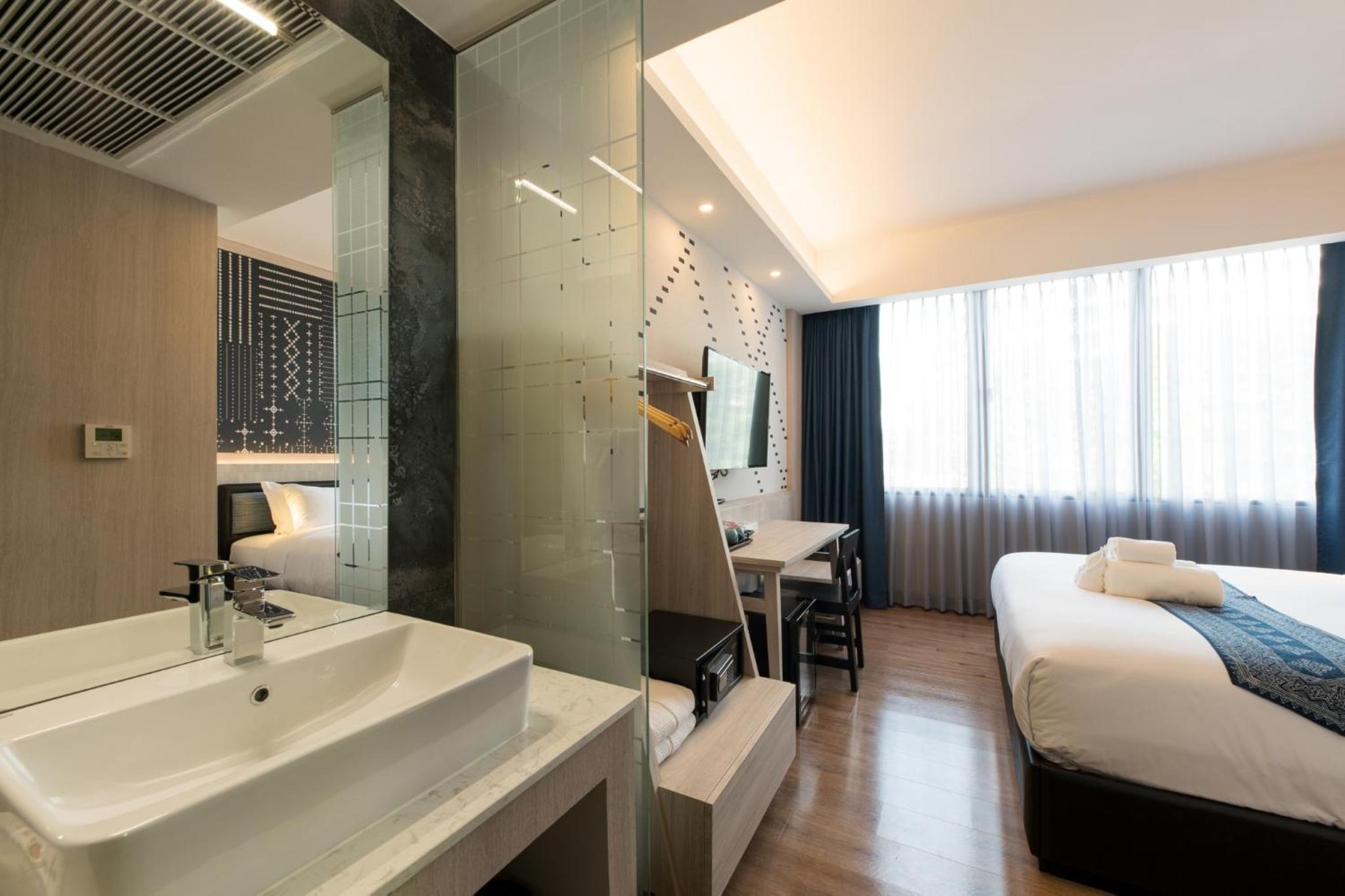 Standard King Room - Photo 9