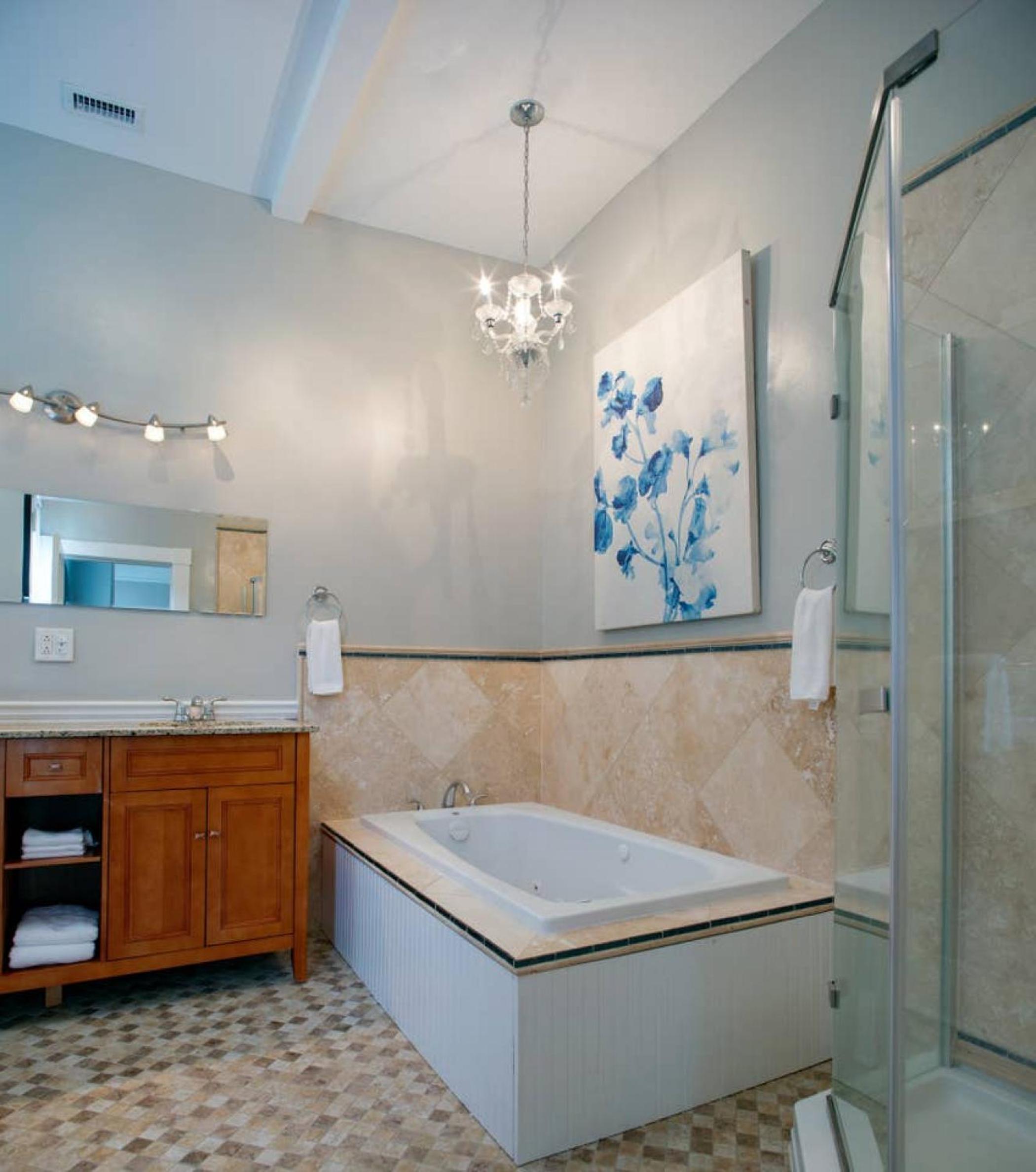 Five-Bedroom House - Photo 20