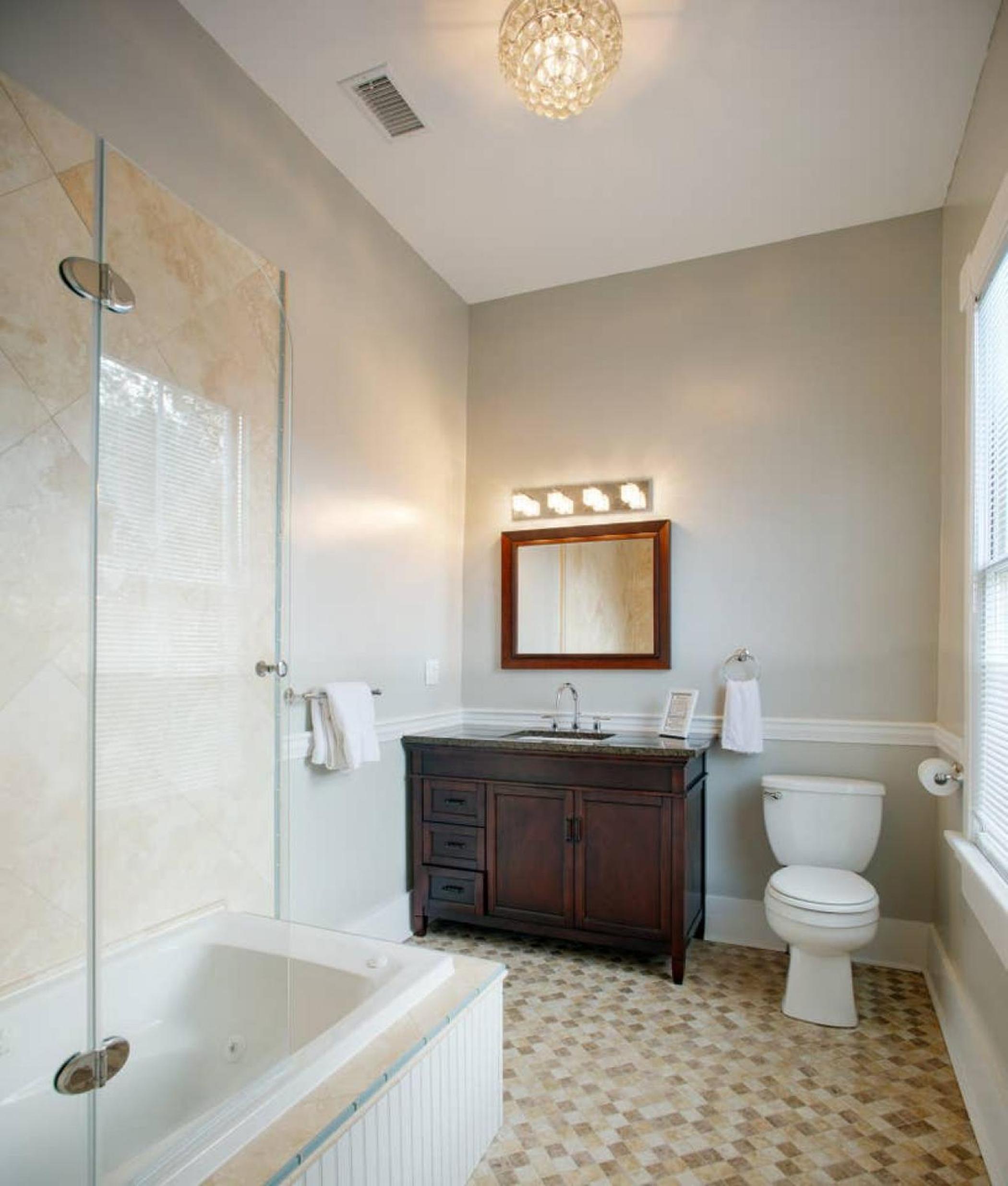 Five-Bedroom House - Photo 2