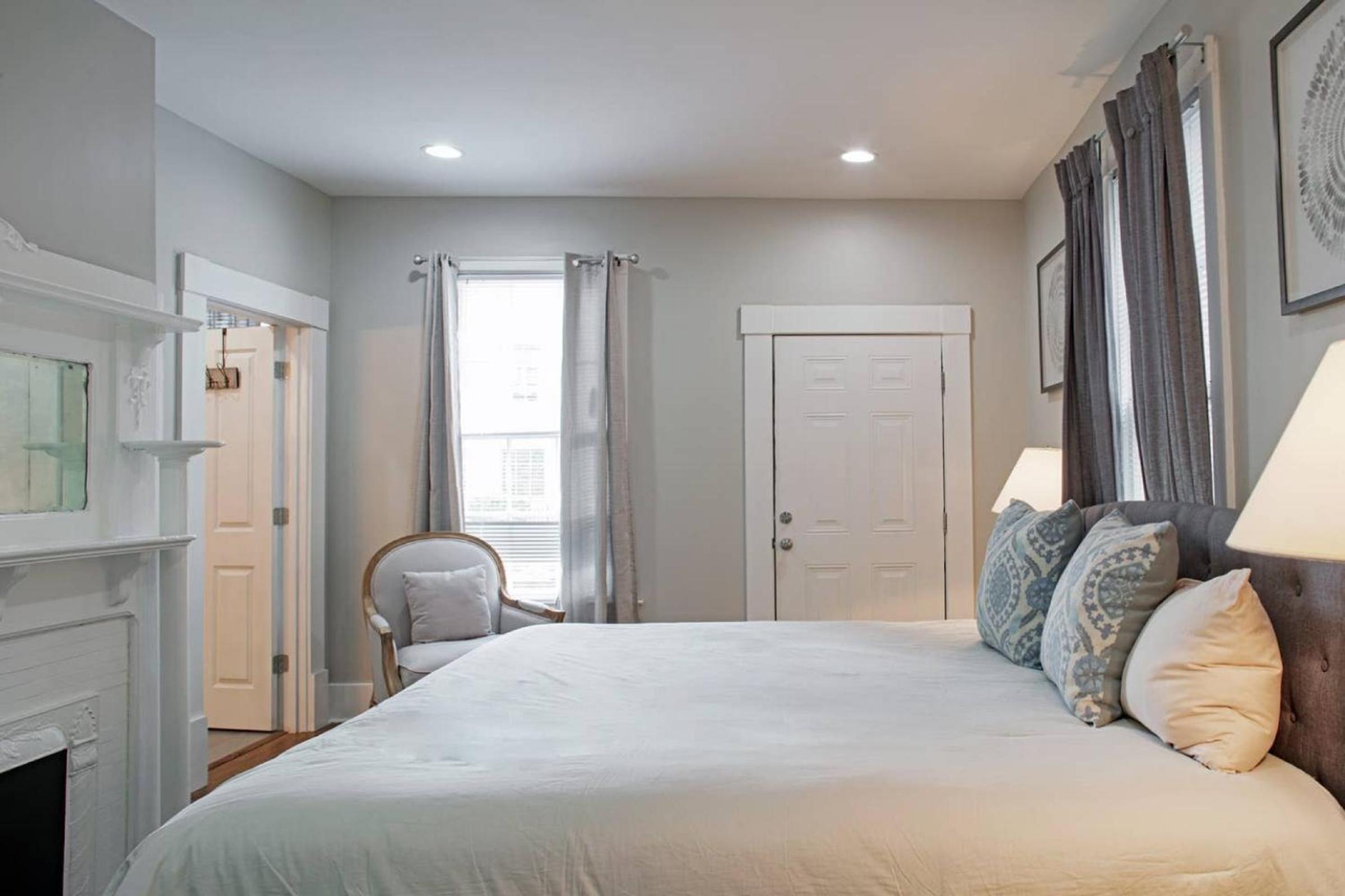 Five-Bedroom House - Photo 11
