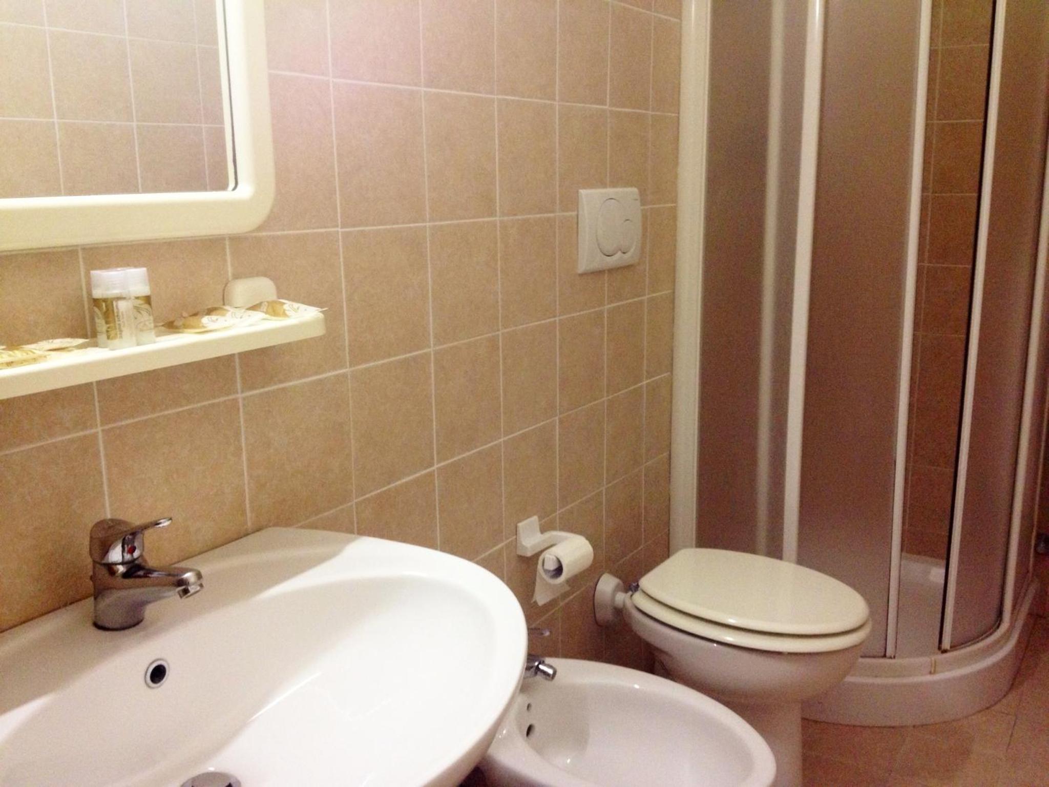 Standard Double or Twin Room - Photo 11