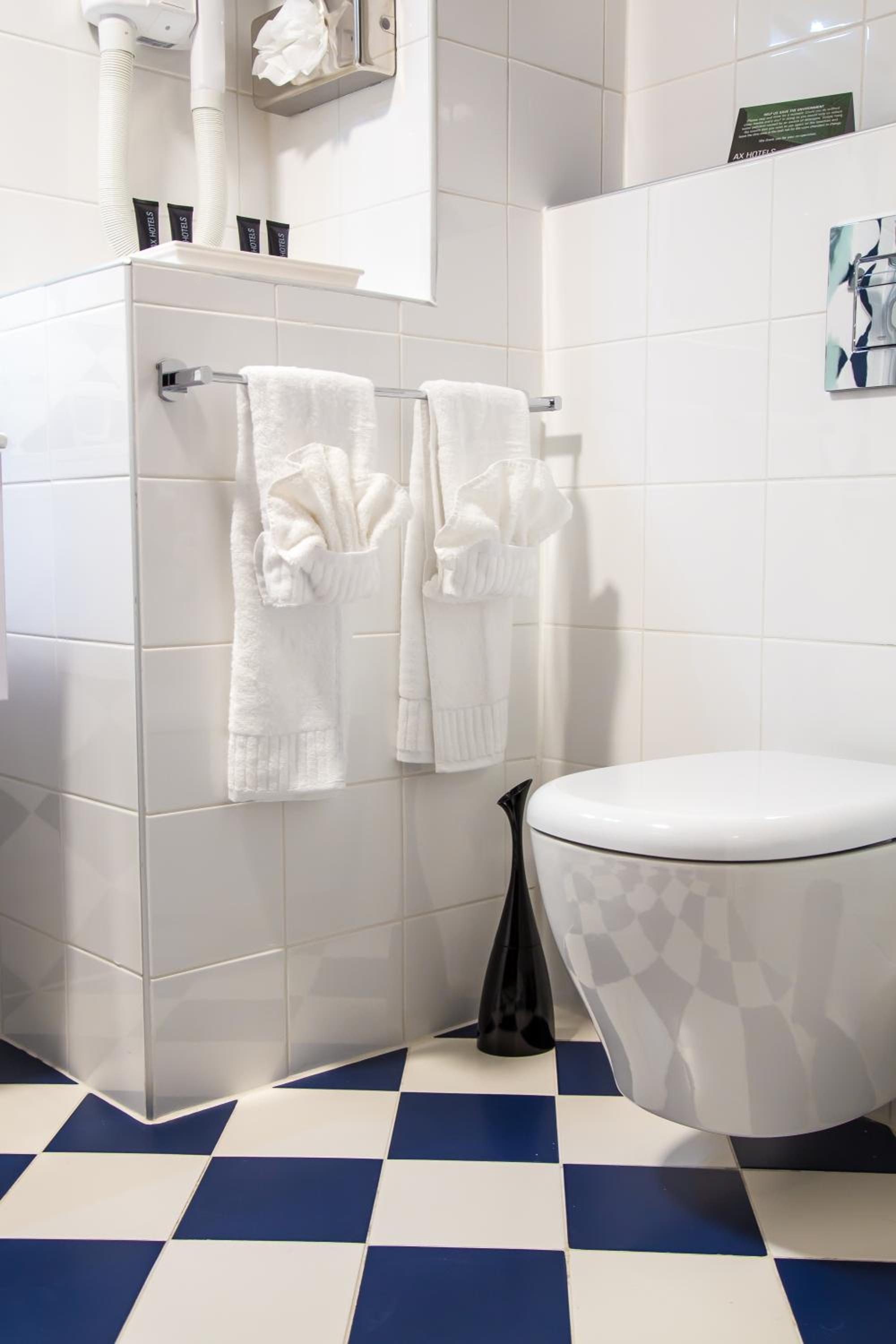 Double or Twin Room with Partial Sea View thumbnail 6