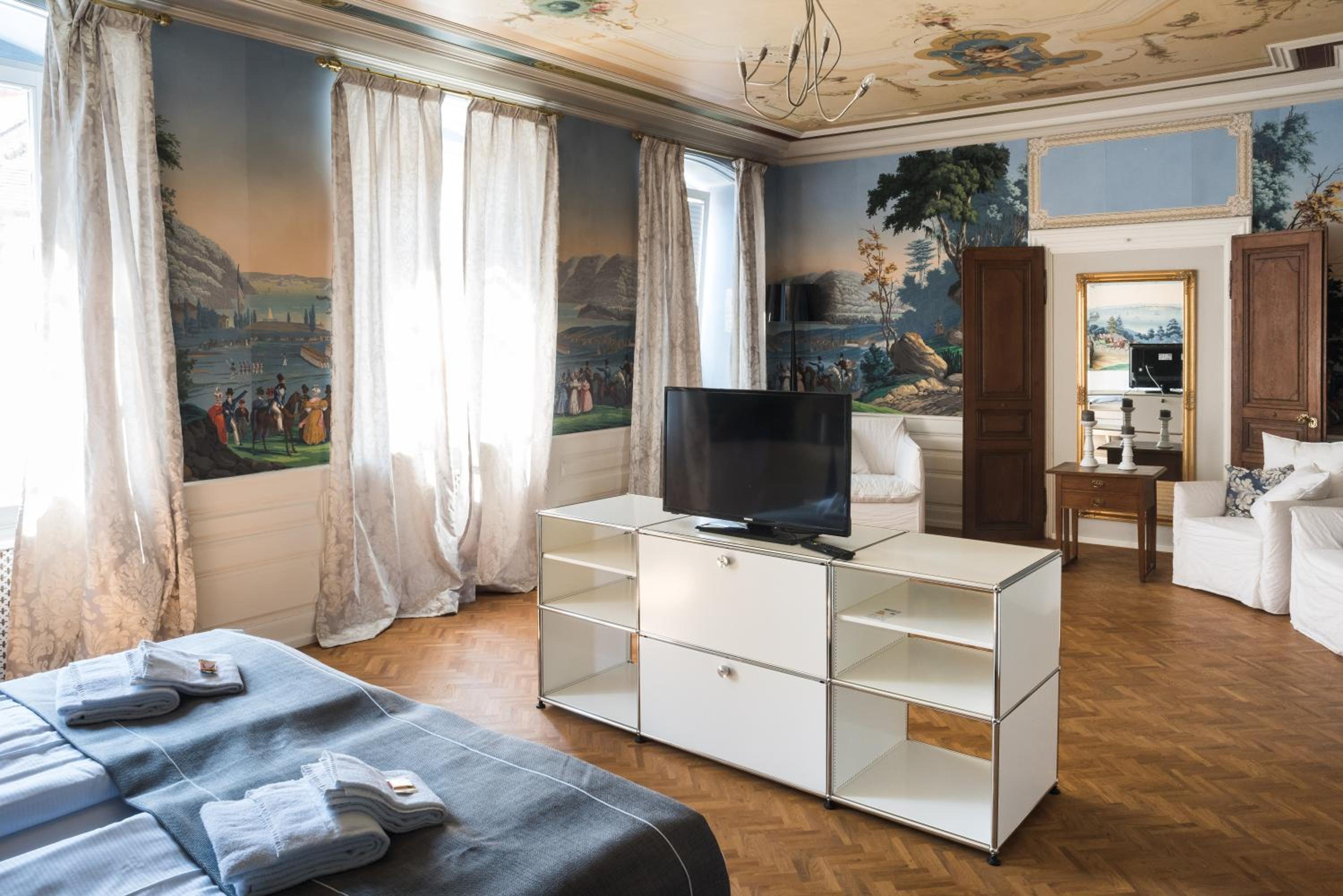 Deluxe Suite - Photo 17