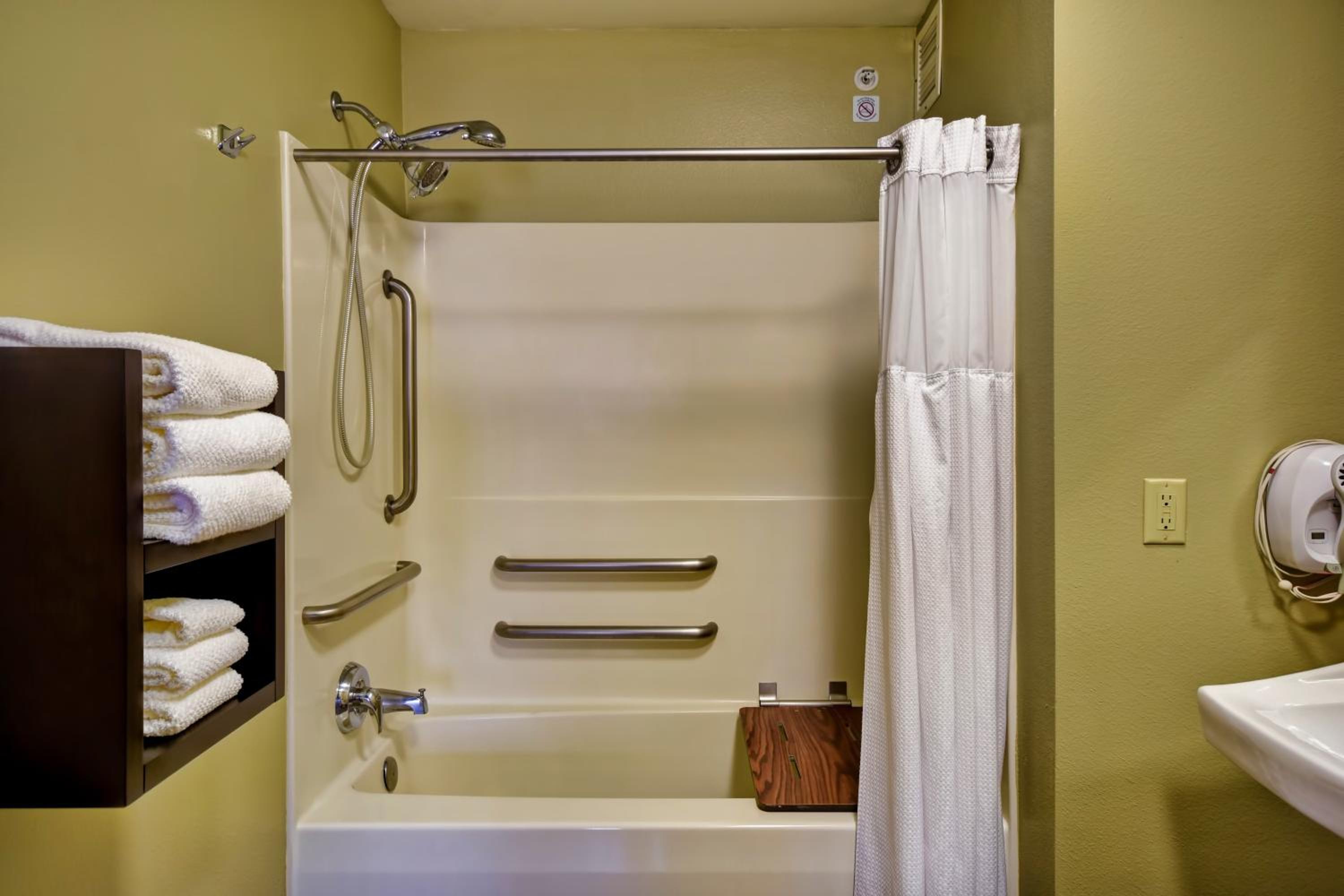 Queen Studio - Disability Access Tub - Photo 2