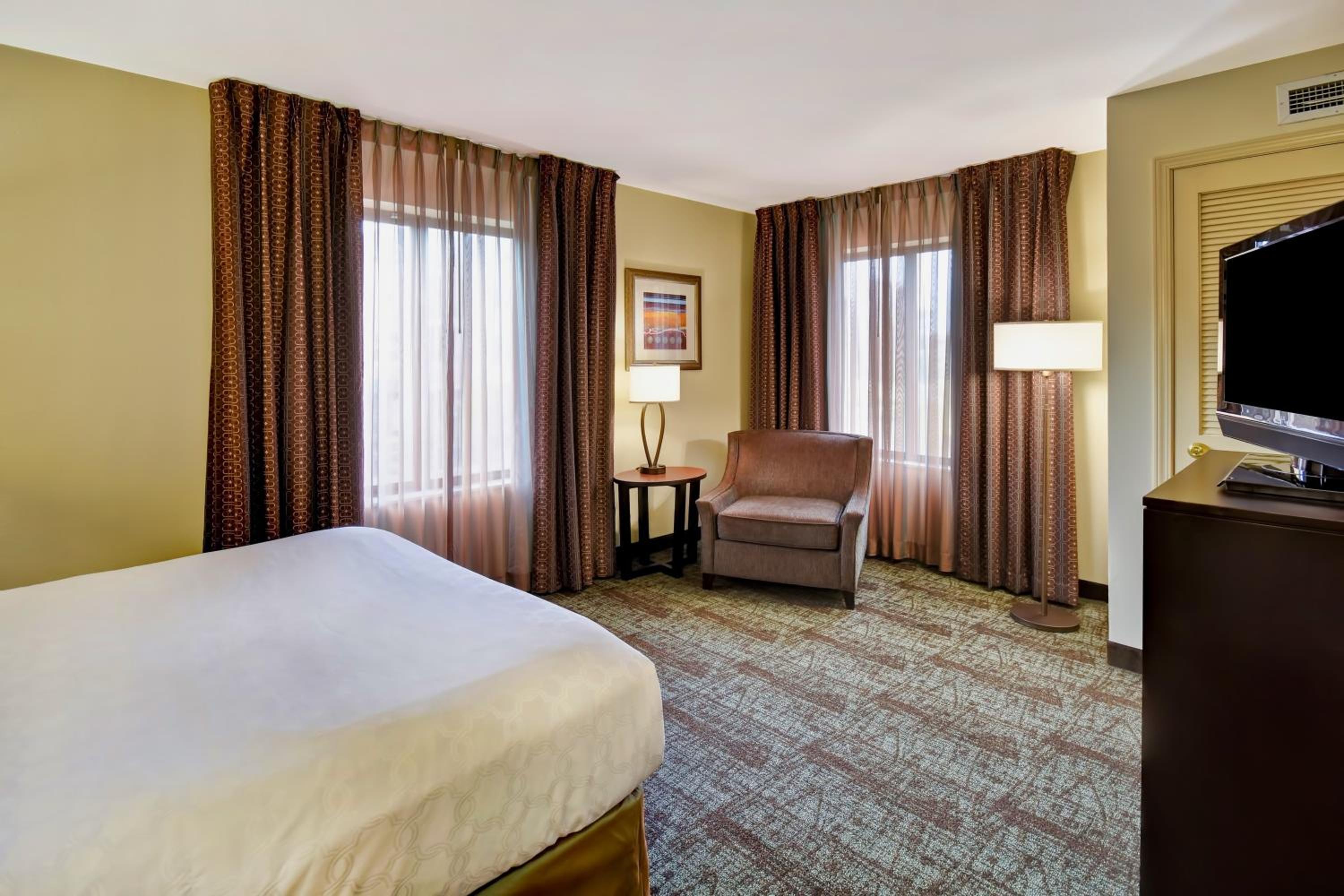 Two-Bedroom Queen Suite - Photo 2