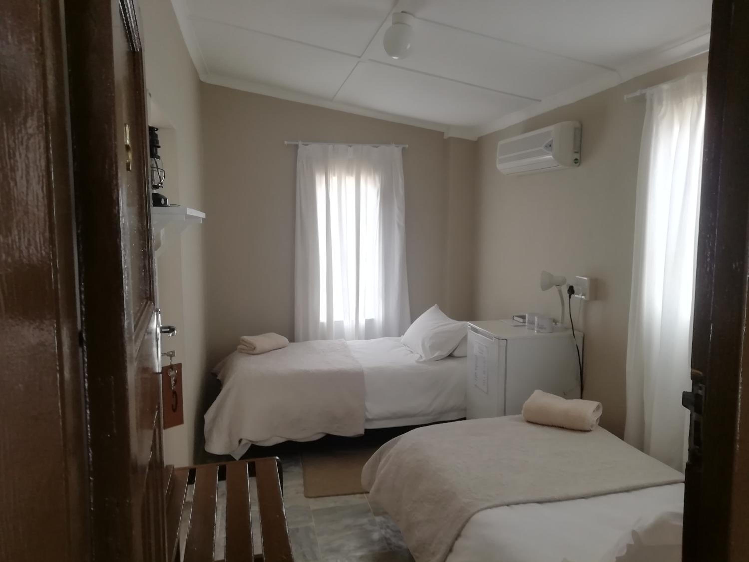 Small Twin Room photo 1