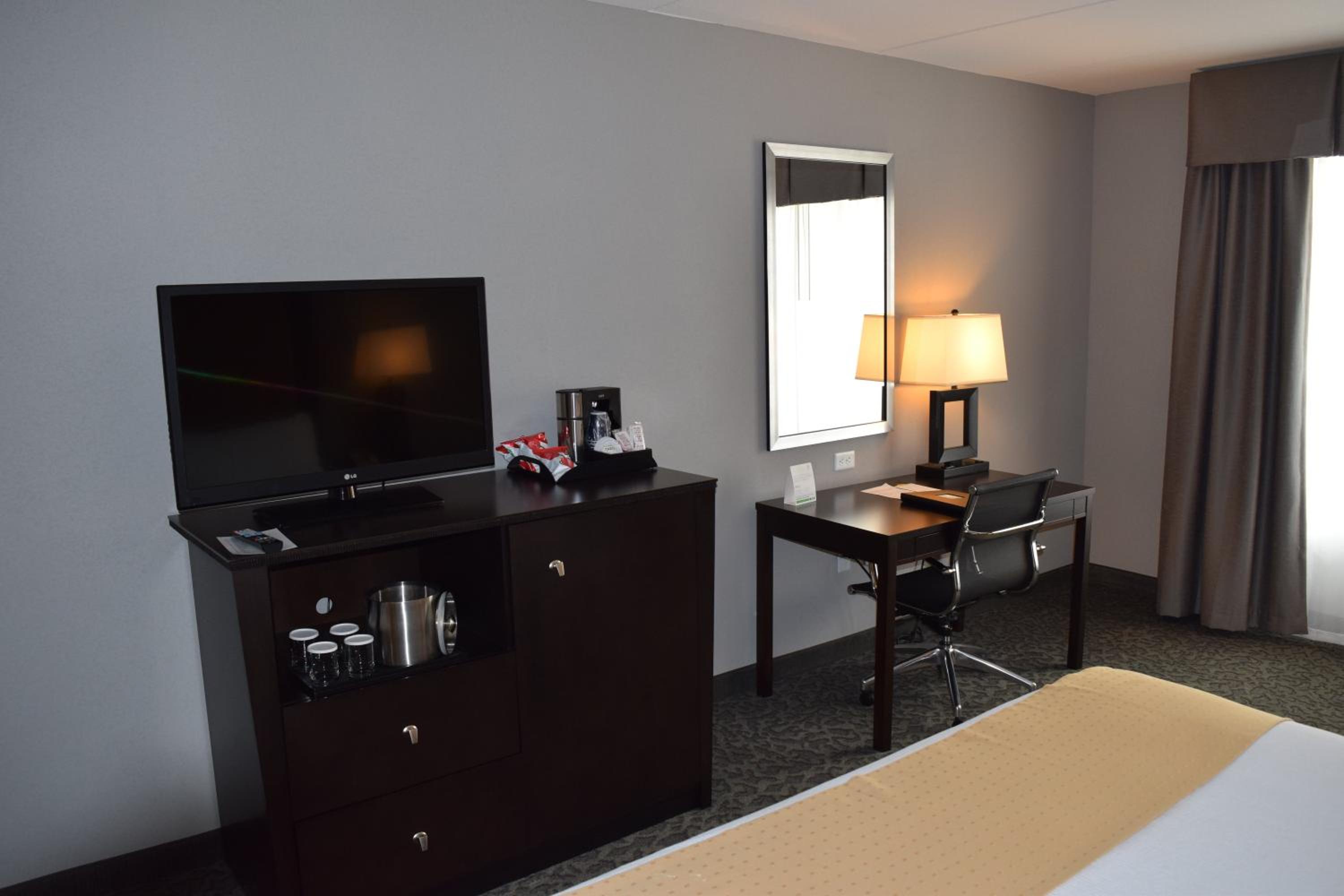King Room with Roll-In Shower - Disability Access