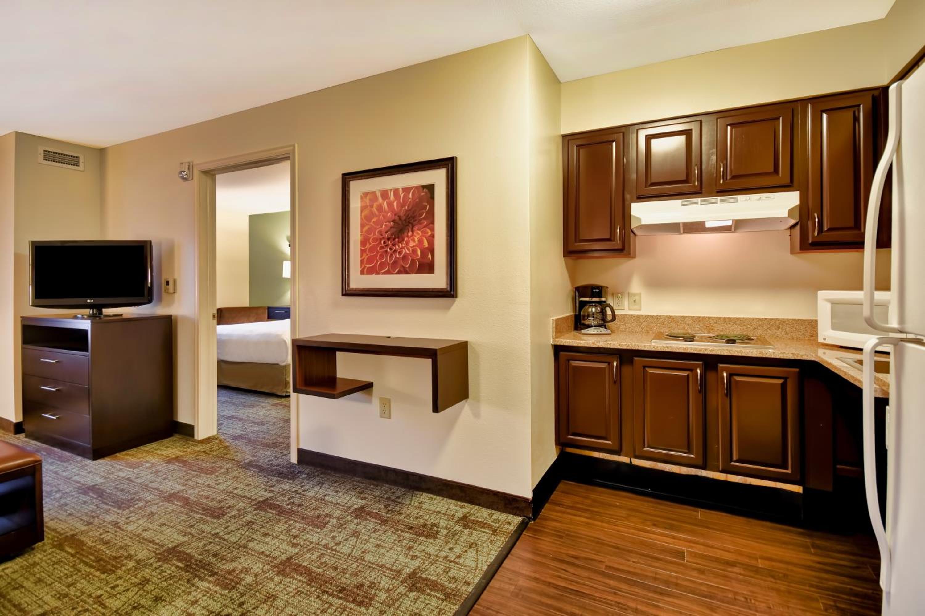 One-Bedroom Queen Suite - Mobility Accessible Roll-In Shower - Photo 3